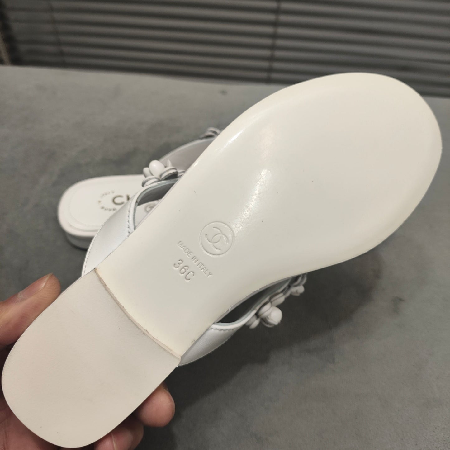 THONG SLIPPERS CAMELLIA IN WHITE CALFSKIN - 35