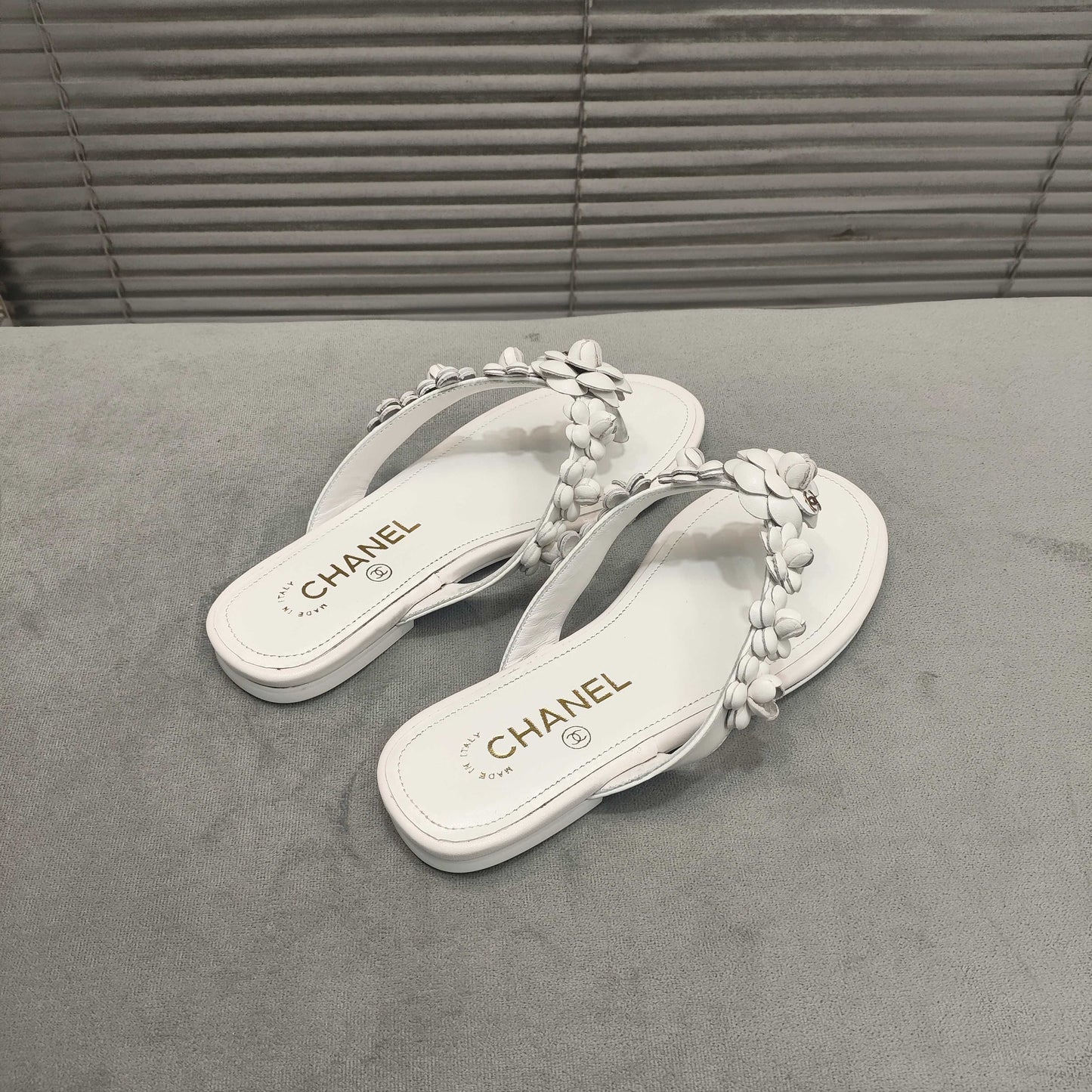THONG SLIPPERS CAMELLIA IN WHITE CALFSKIN - 35