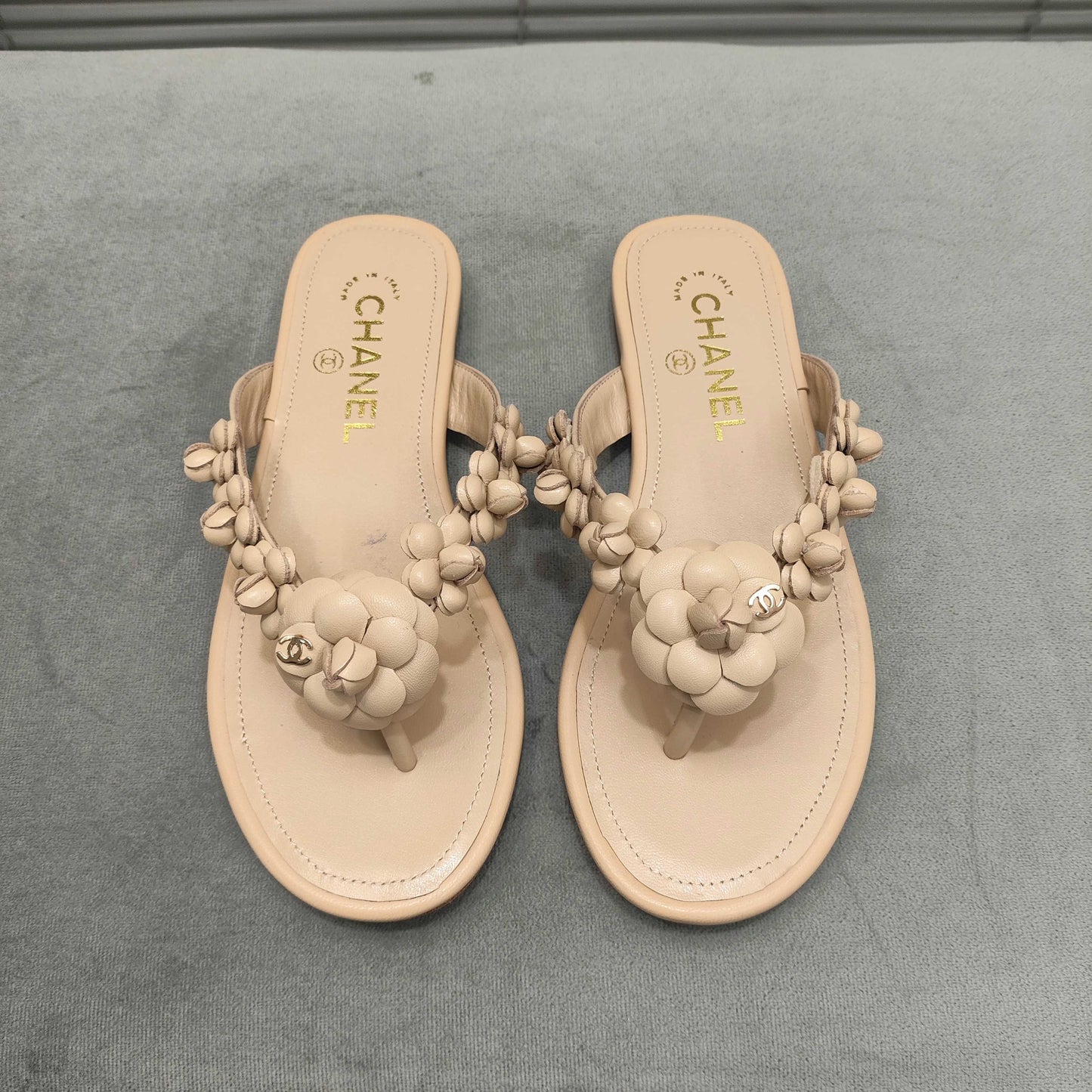 THONG SLIPPERS CAMELLIA IN BEIGE CALFSKIN - 35