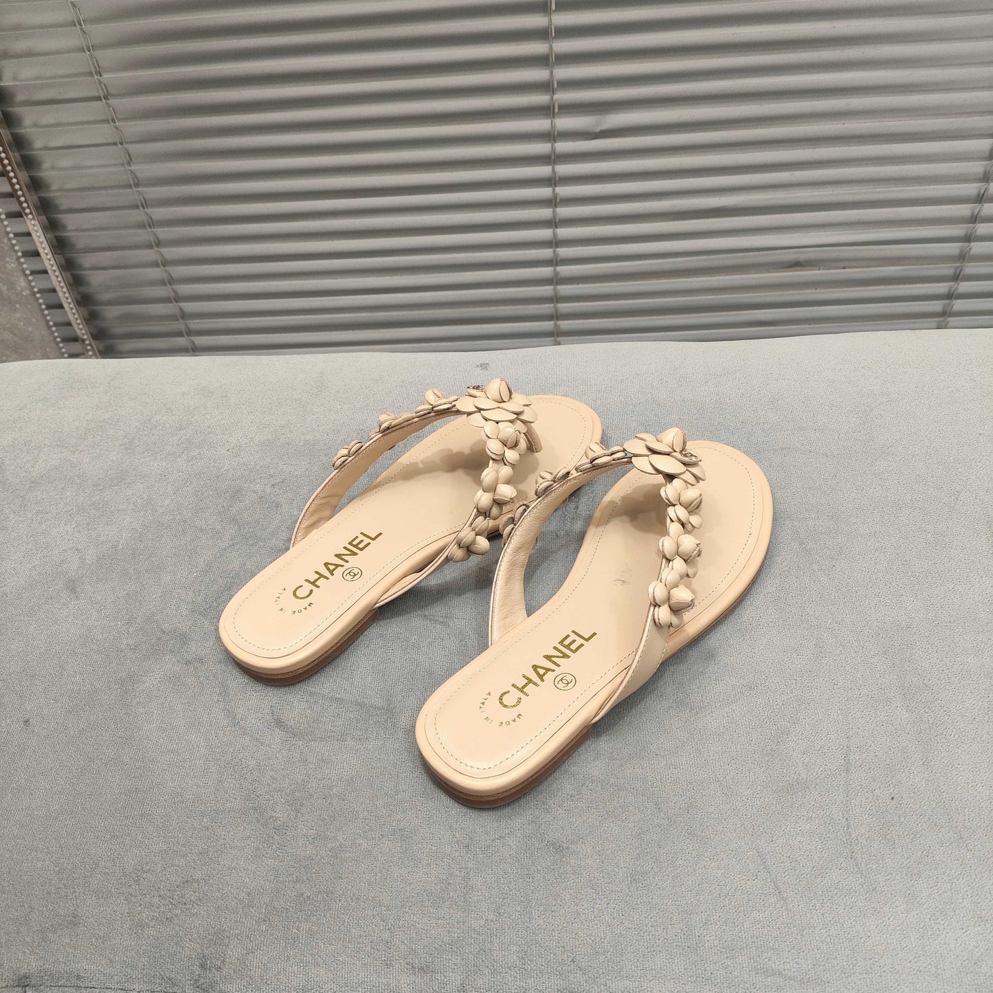 THONG SLIPPERS CAMELLIA IN BEIGE CALFSKIN - 35