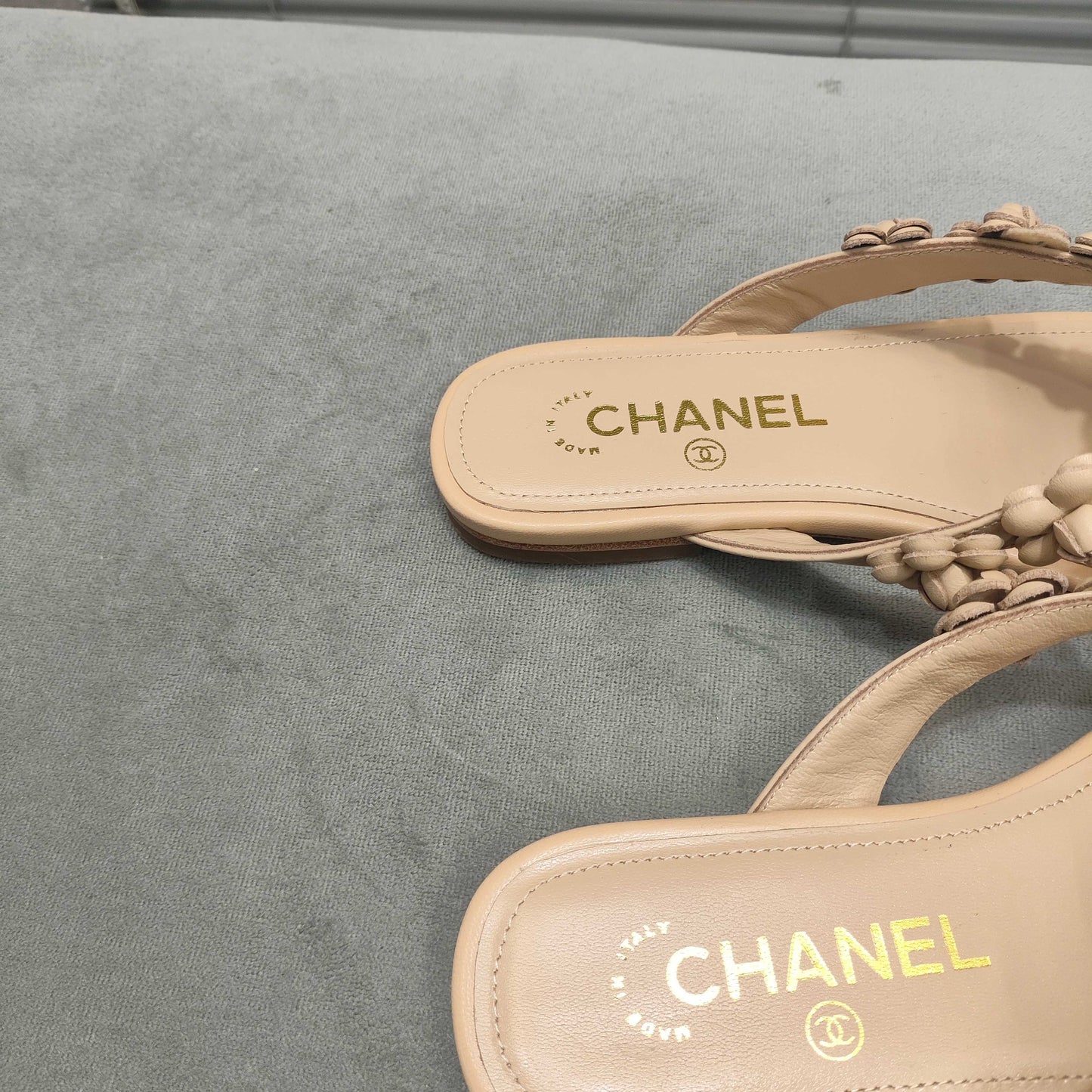 THONG SLIPPERS CAMELLIA IN BEIGE CALFSKIN - 35