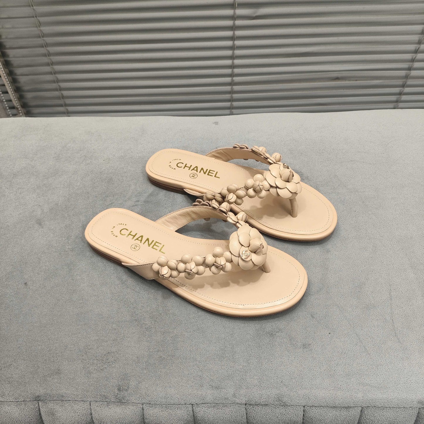 THONG SLIPPERS CAMELLIA IN BEIGE CALFSKIN - 35