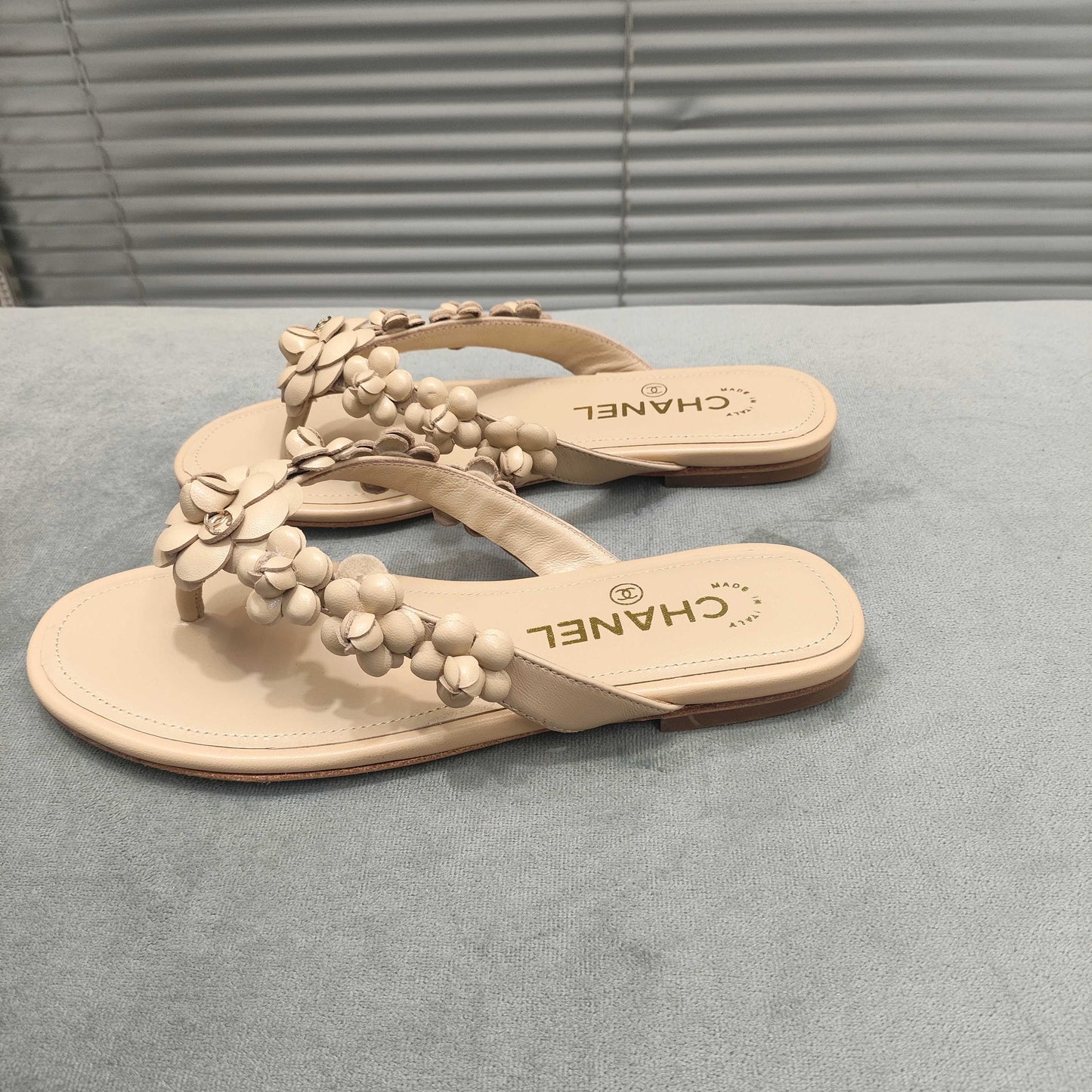 THONG SLIPPERS CAMELLIA IN BEIGE CALFSKIN - 35