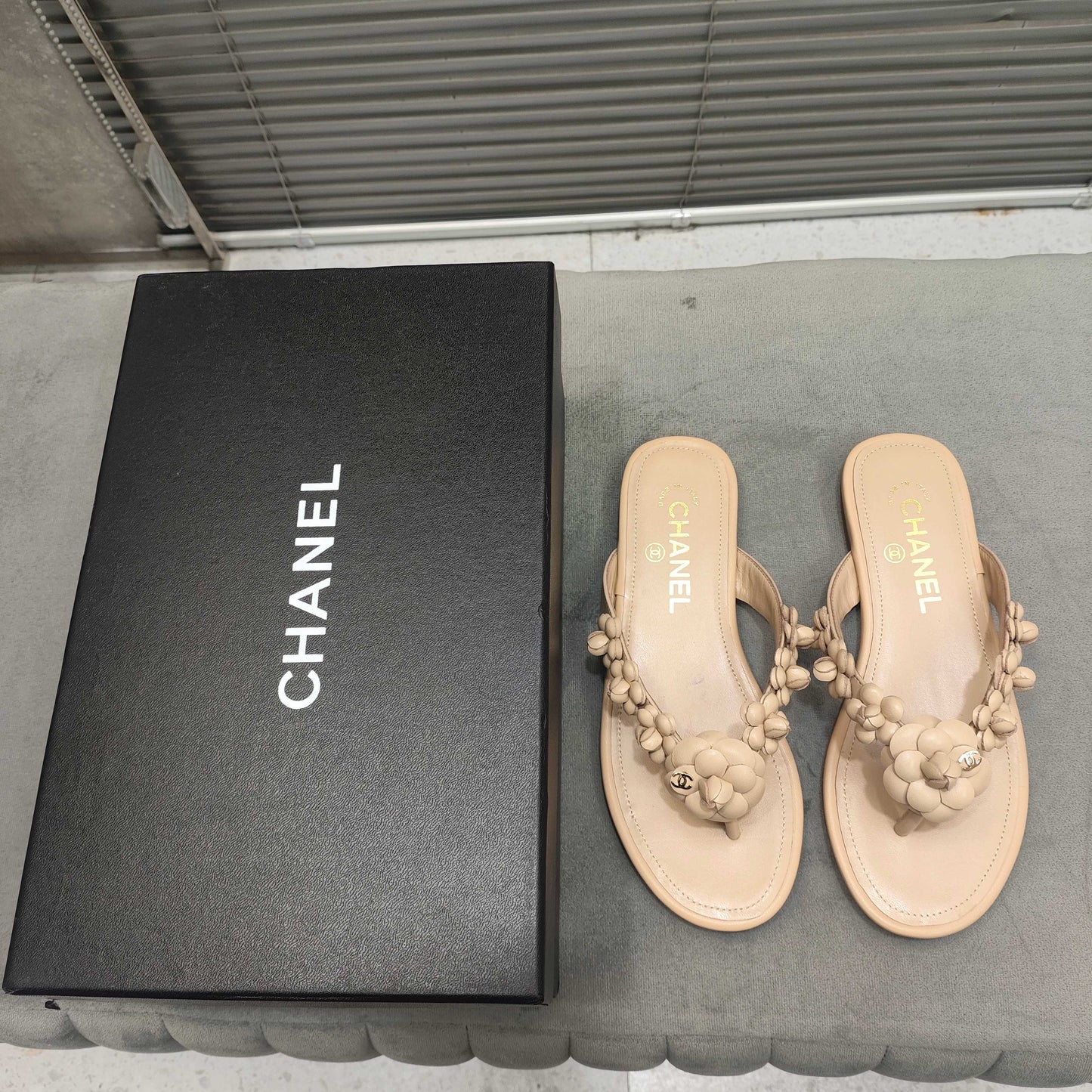 THONG SLIPPERS CAMELLIA IN BEIGE CALFSKIN - 35