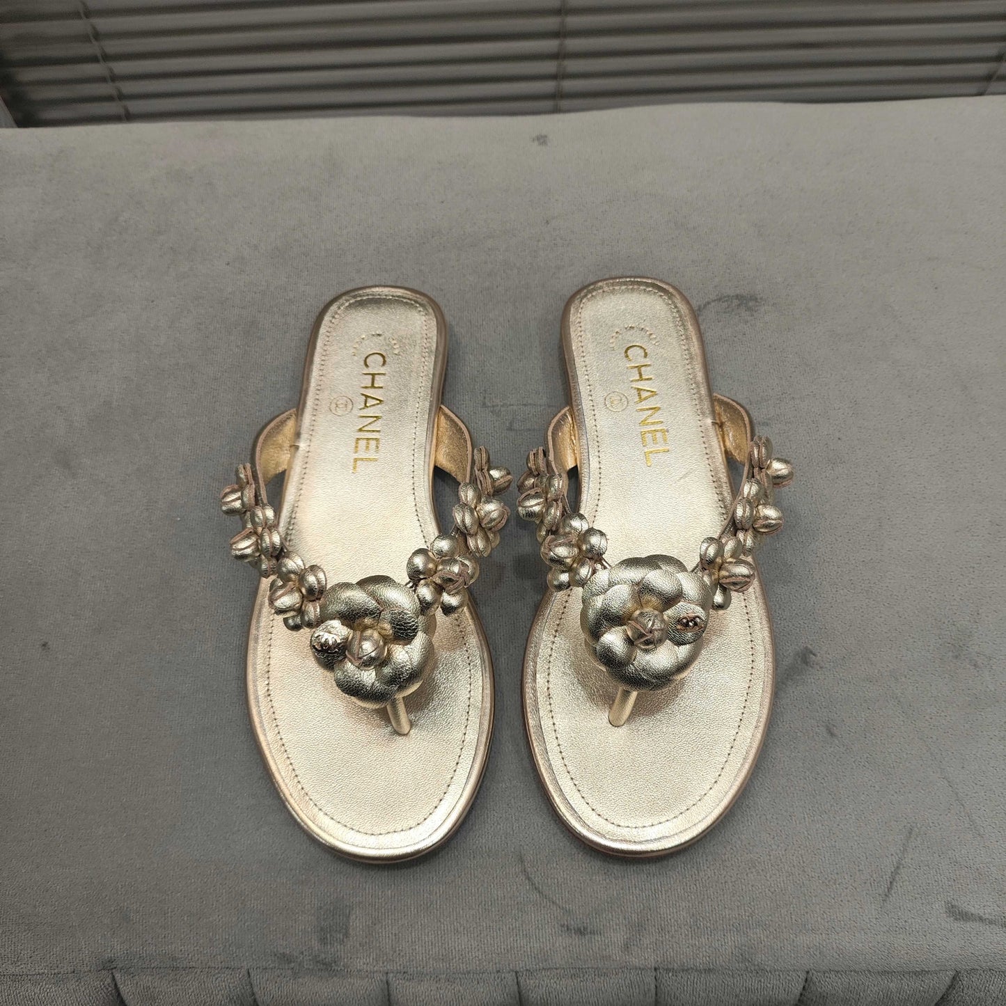 THONG SLIPPERS CAMELLIA IN GOLD PANTENT CALFSKIN - 35