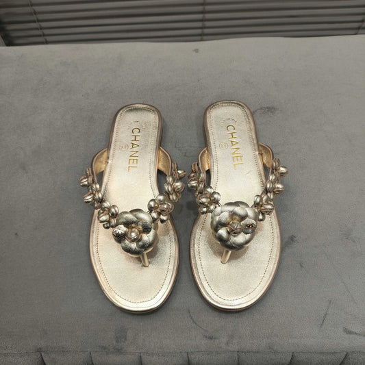 THONG SLIPPERS CAMELLIA IN GOLD PANTENT CALFSKIN - 35