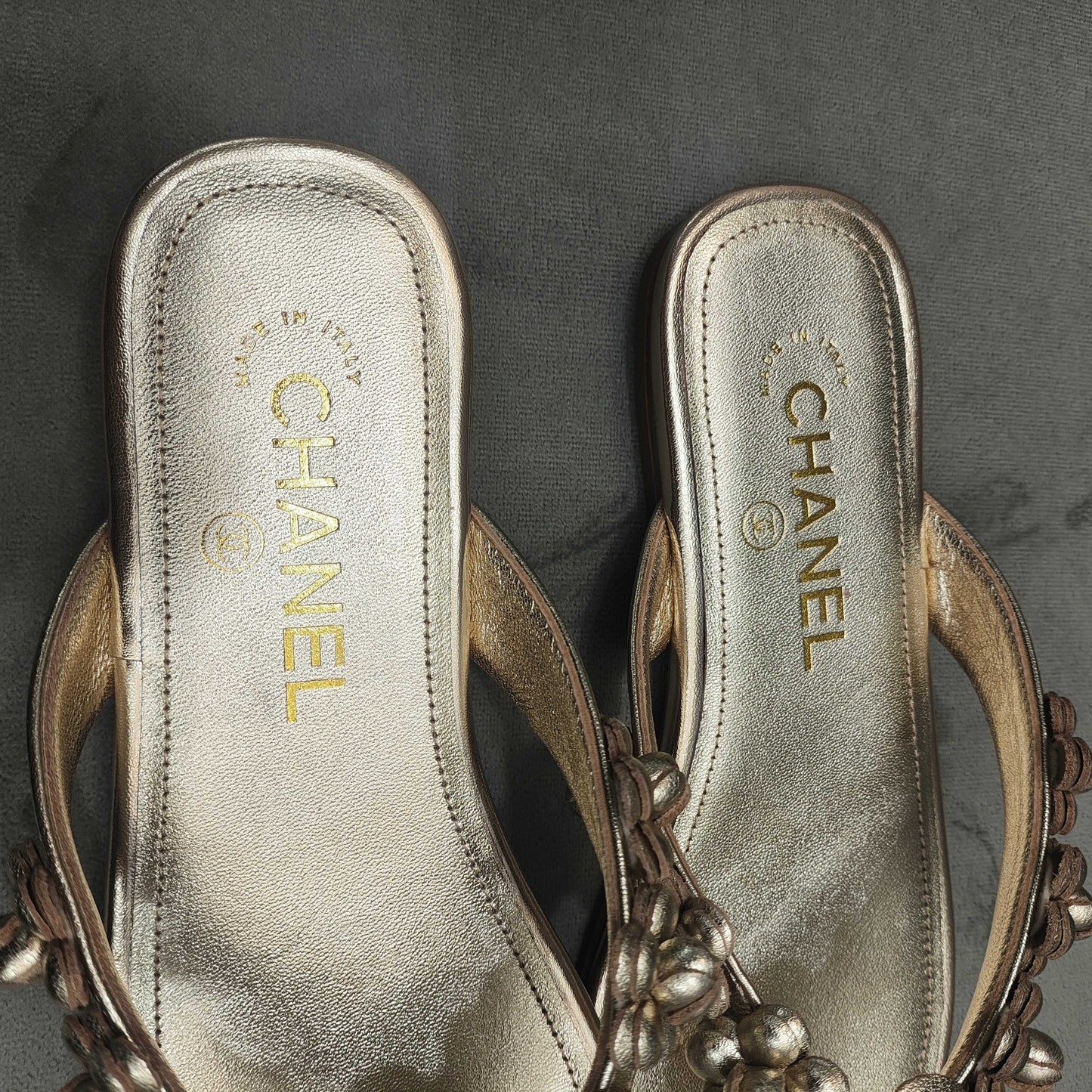THONG SLIPPERS CAMELLIA IN GOLD PANTENT CALFSKIN - 35