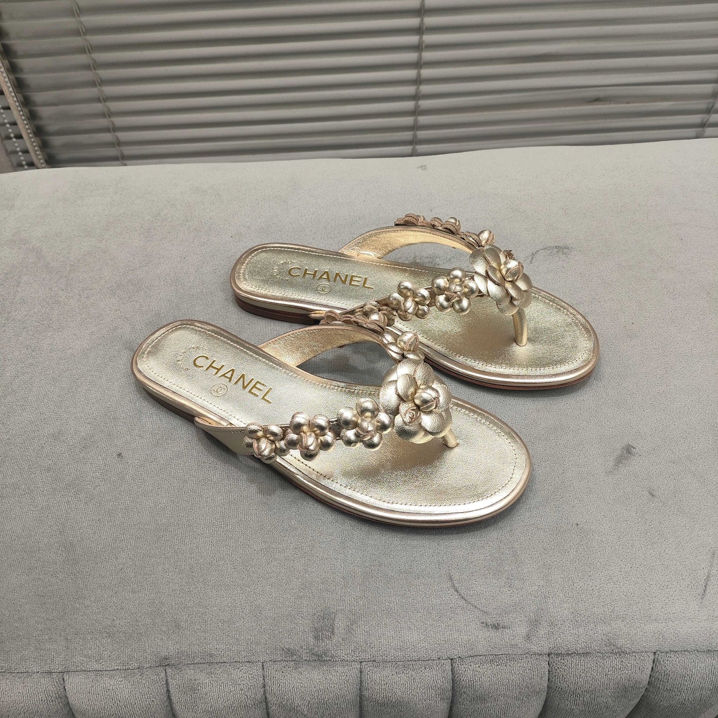 THONG SLIPPERS CAMELLIA IN GOLD PANTENT CALFSKIN - 35