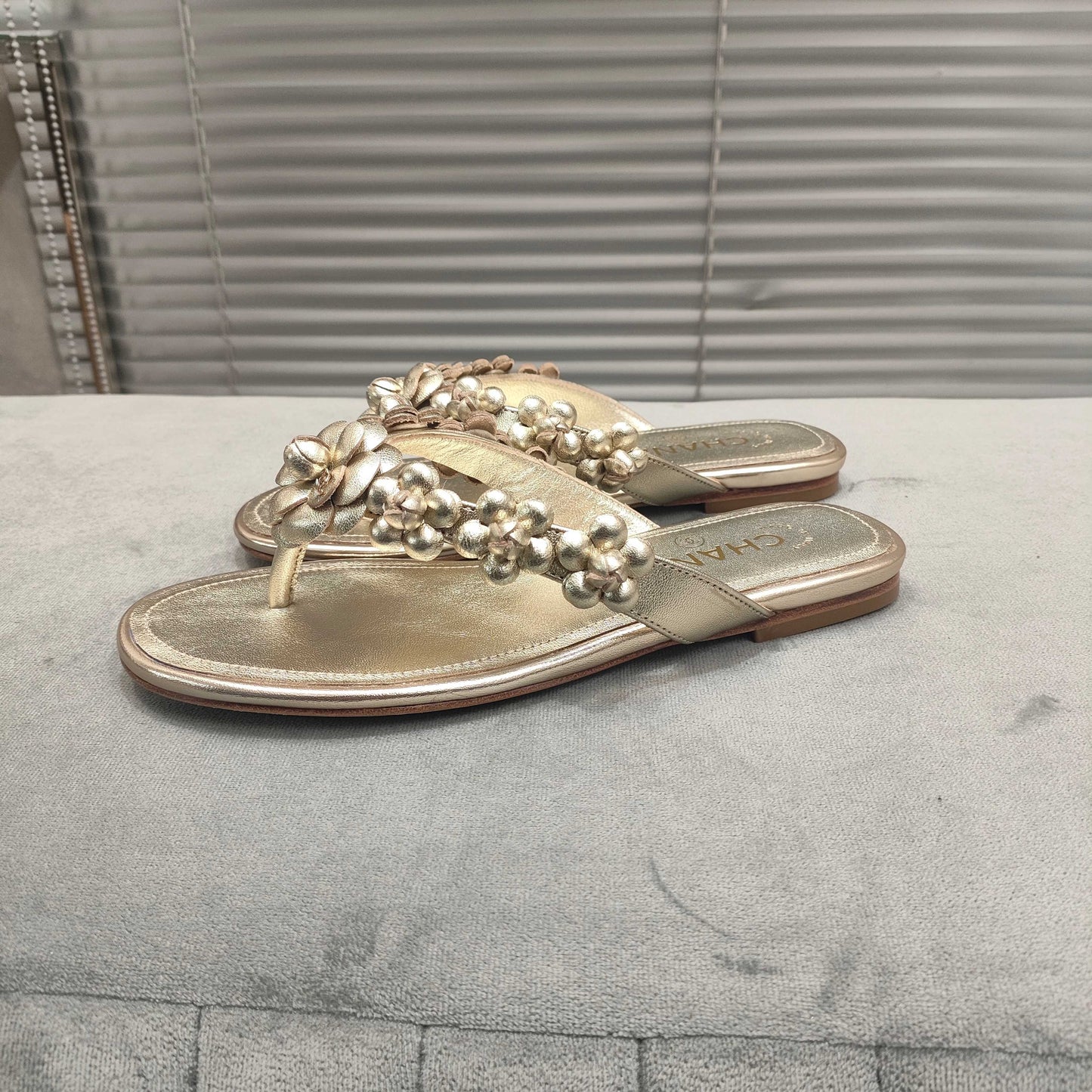 THONG SLIPPERS CAMELLIA IN GOLD PANTENT CALFSKIN - 35
