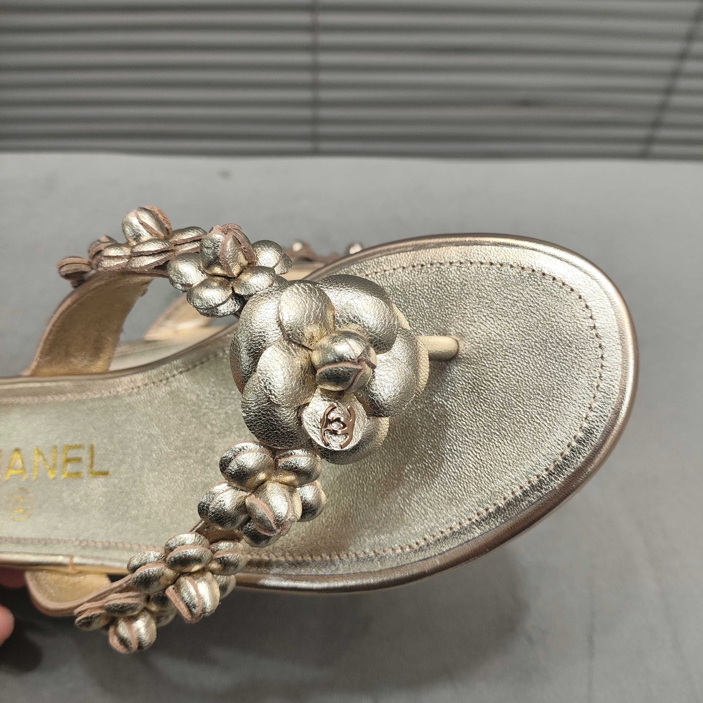 THONG SLIPPERS CAMELLIA IN GOLD PANTENT CALFSKIN - 35