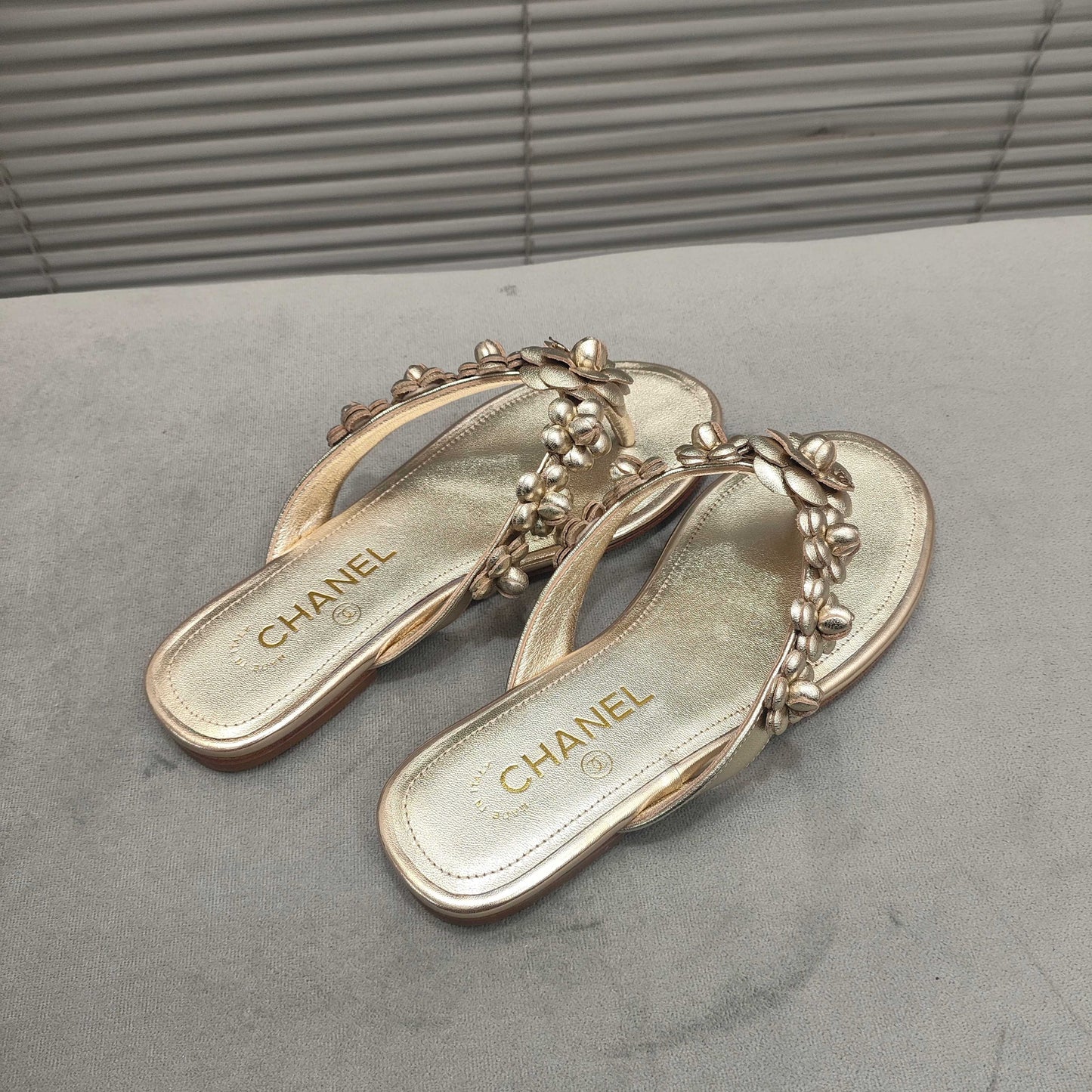 THONG SLIPPERS CAMELLIA IN GOLD PANTENT CALFSKIN - 35