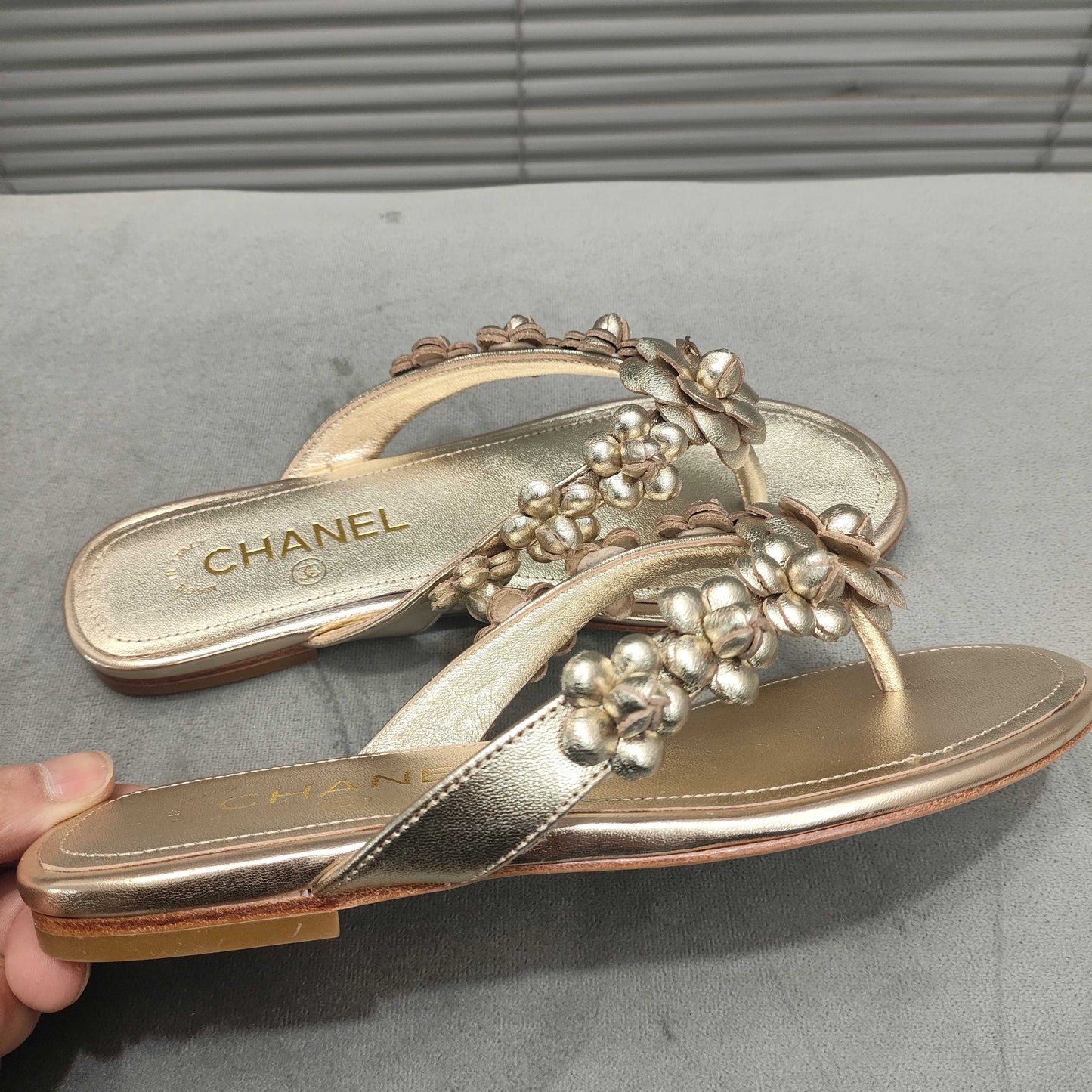 THONG SLIPPERS CAMELLIA IN GOLD PANTENT CALFSKIN - 35
