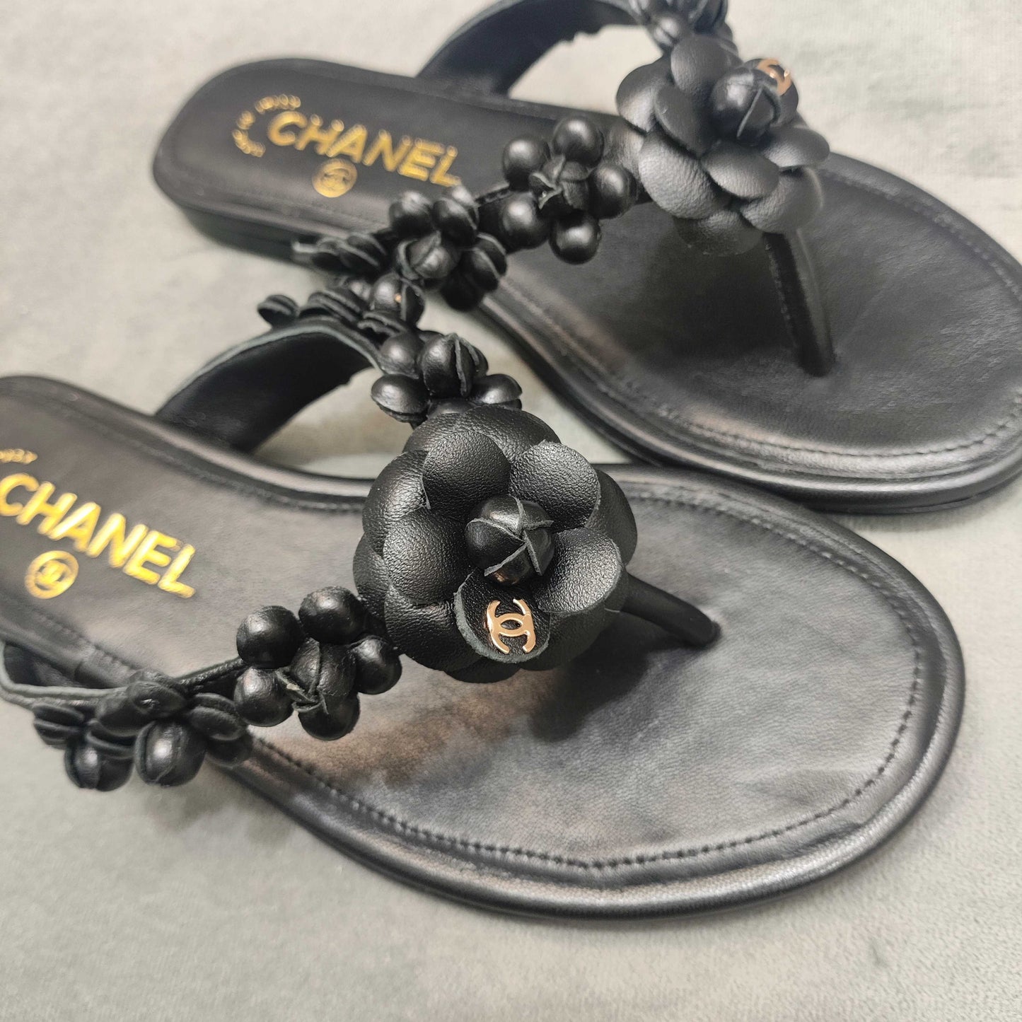 THONG SLIPPERS CAMELLIA IN BLACK SOFT LEATHER - 35