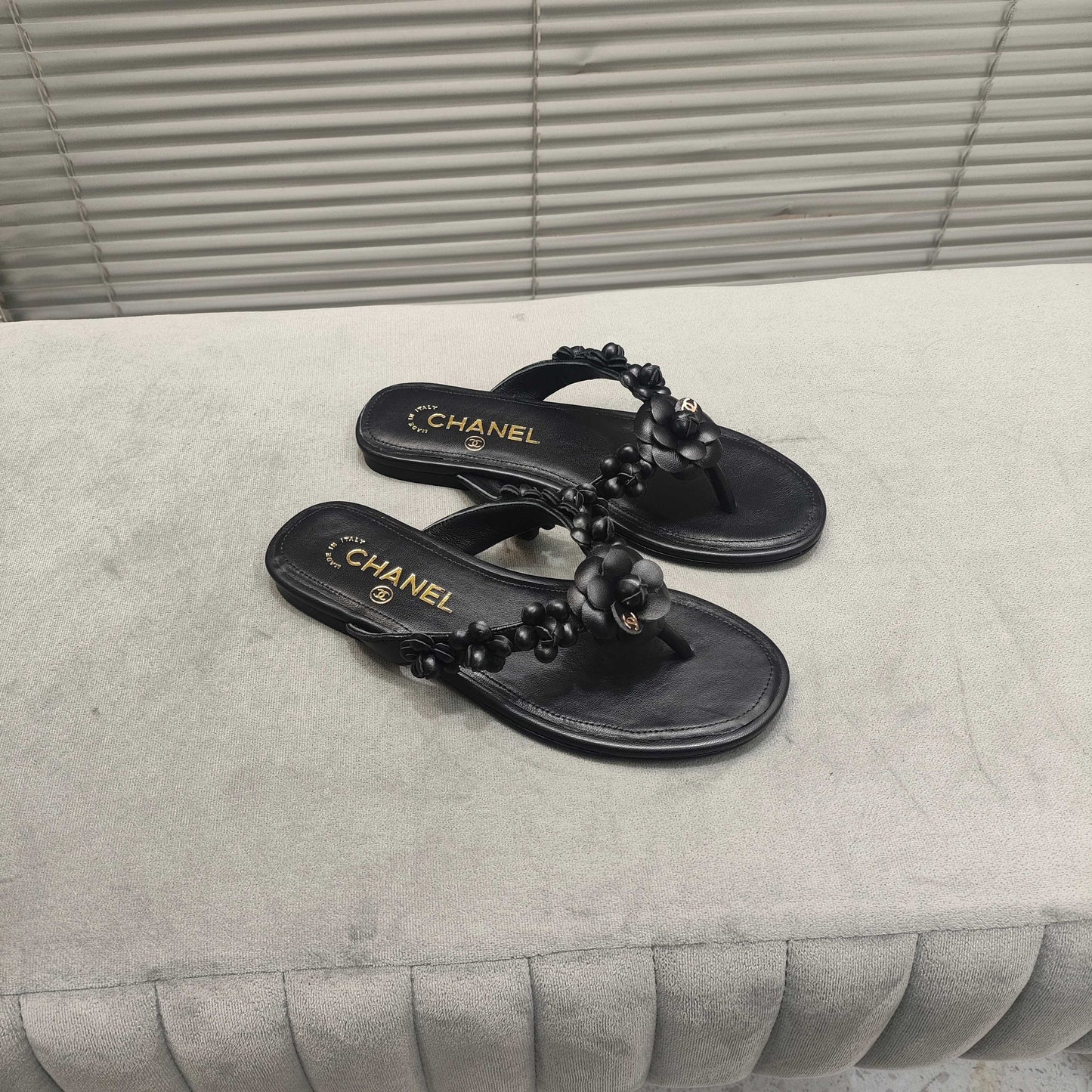 THONG SLIPPERS CAMELLIA IN BLACK SOFT LEATHER - 35