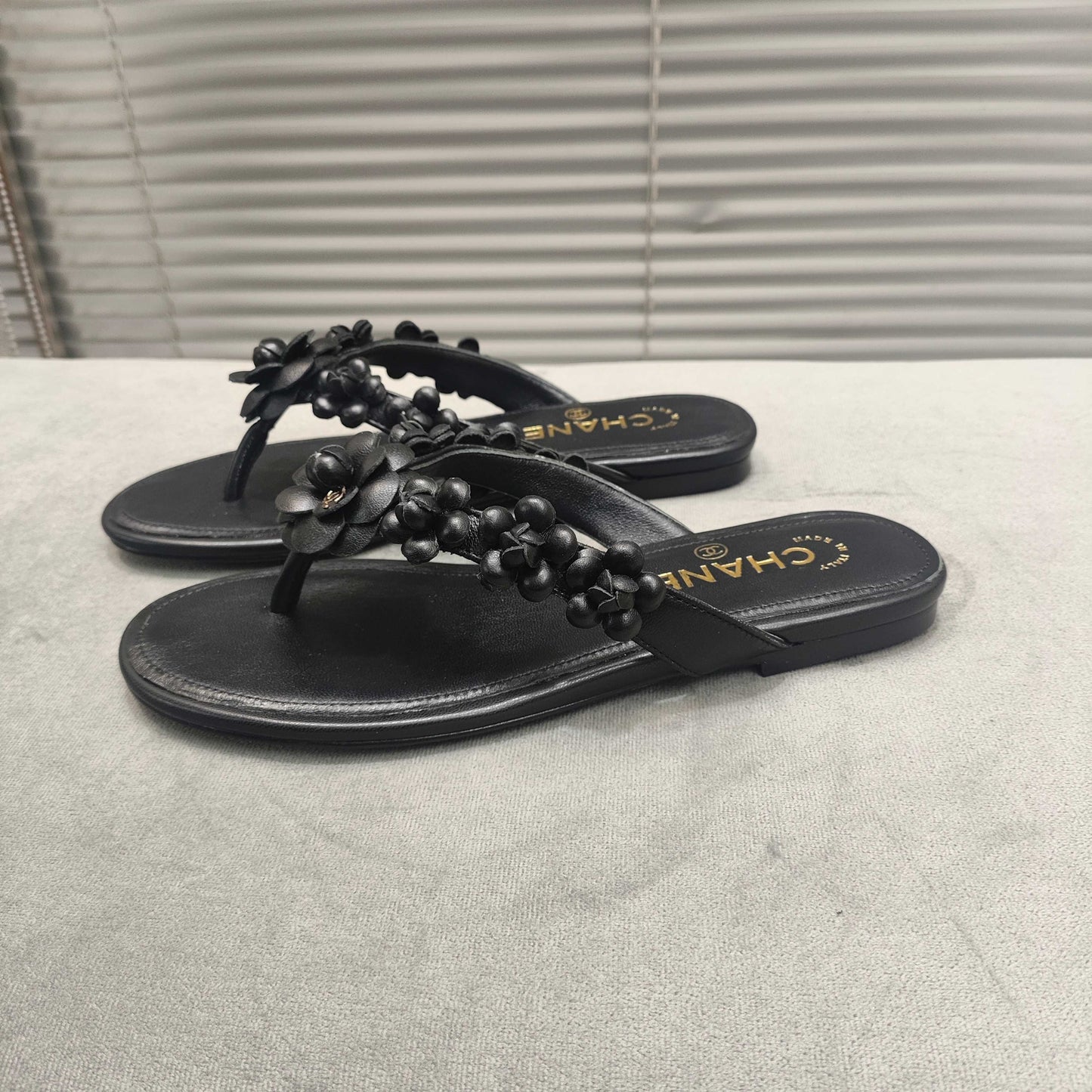 THONG SLIPPERS CAMELLIA IN BLACK SOFT LEATHER - 35