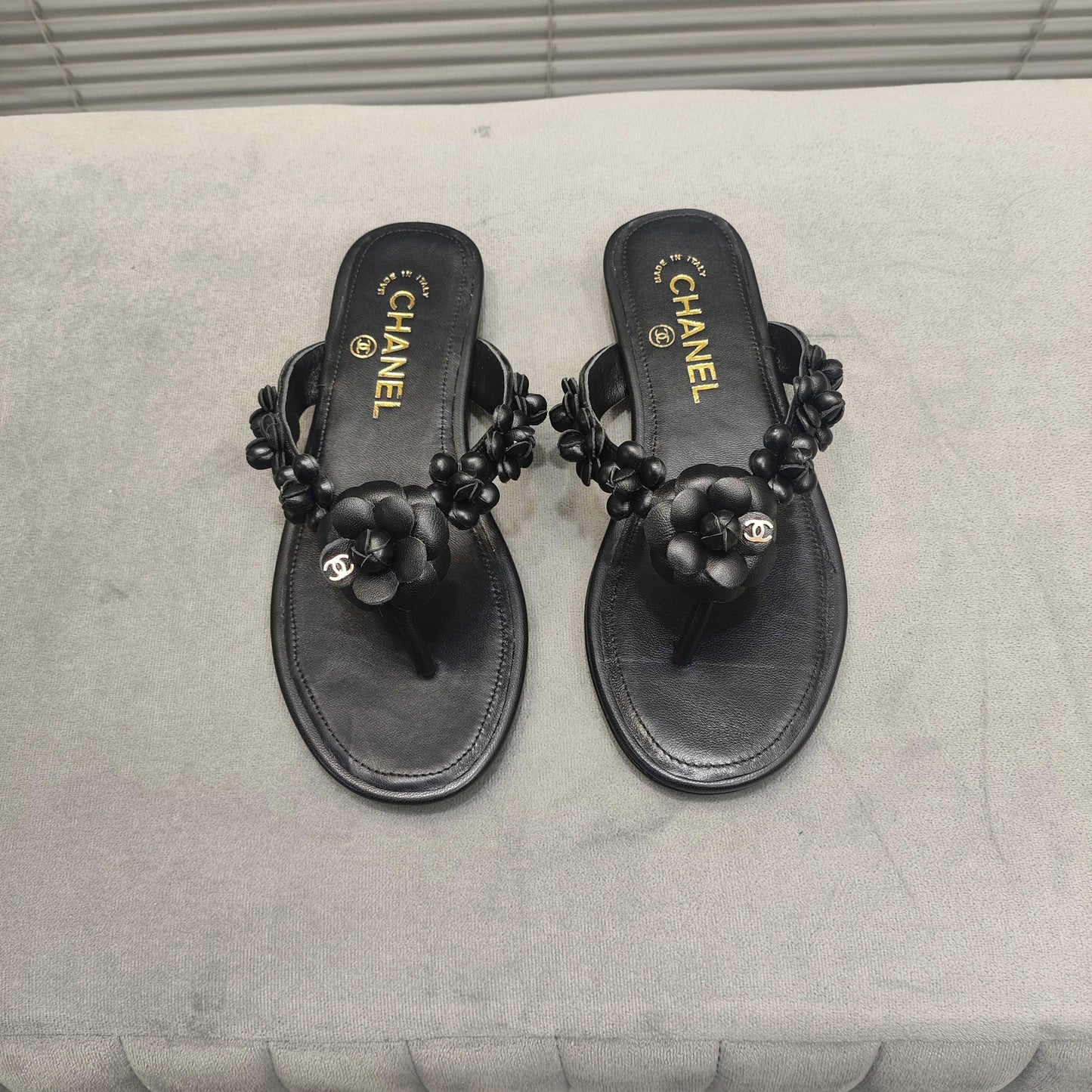 THONG SLIPPERS CAMELLIA IN BLACK SOFT LEATHER - 35