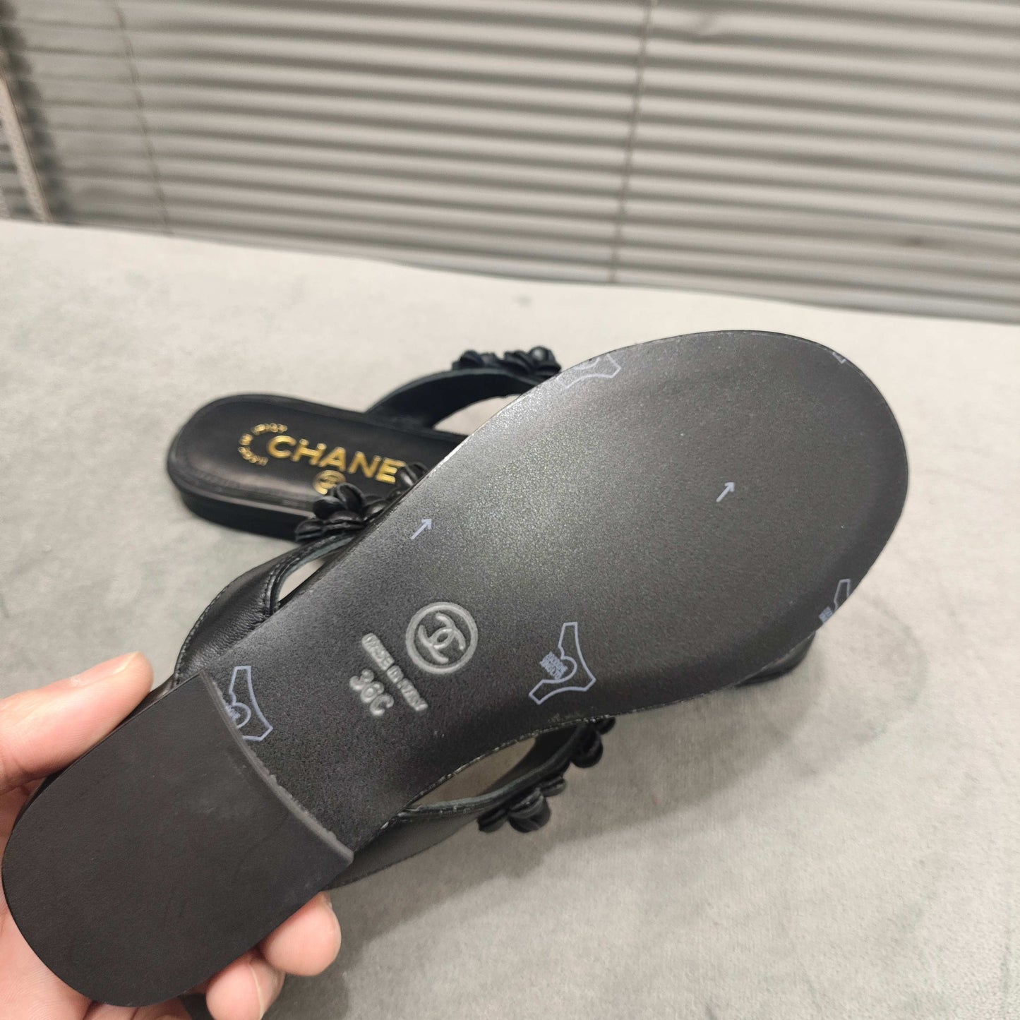 THONG SLIPPERS CAMELLIA IN BLACK SOFT LEATHER - 35