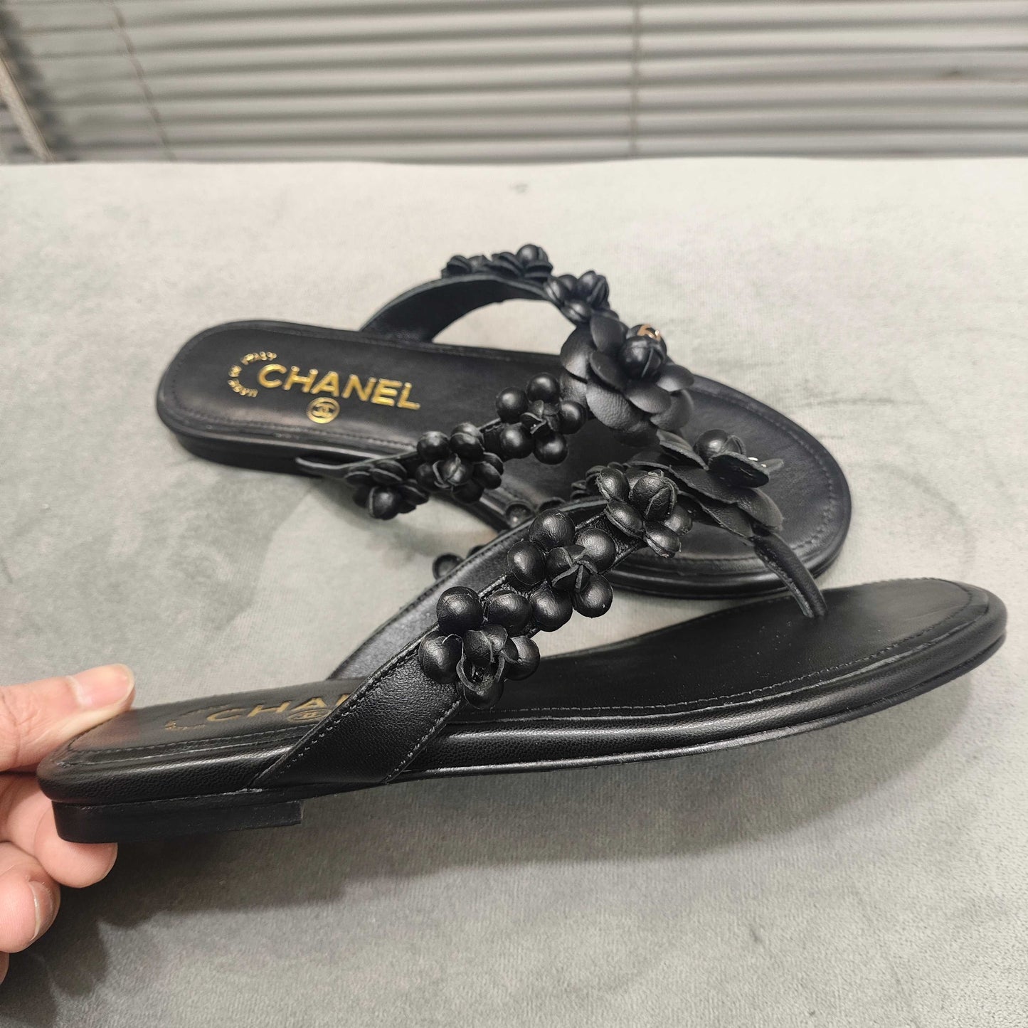 THONG SLIPPERS CAMELLIA IN BLACK SOFT LEATHER - 35