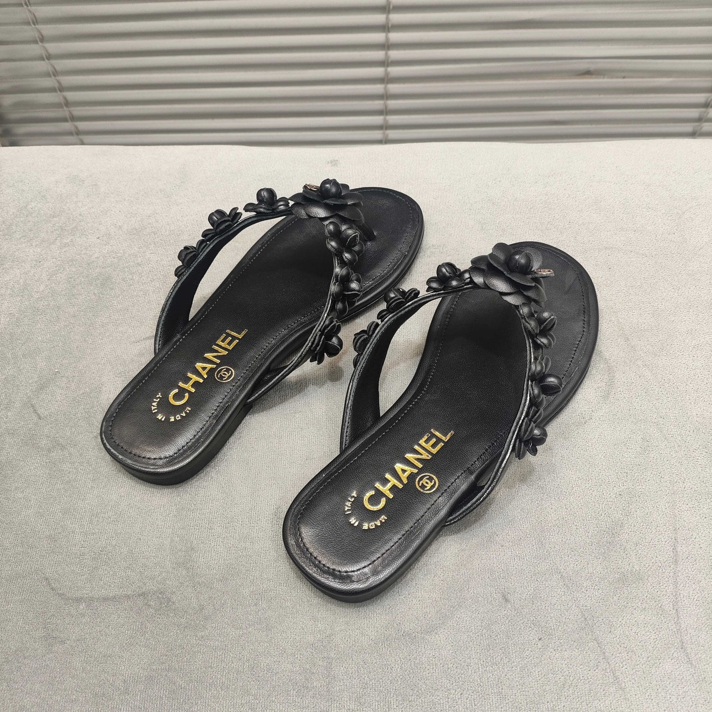 THONG SLIPPERS CAMELLIA IN BLACK SOFT LEATHER - 35