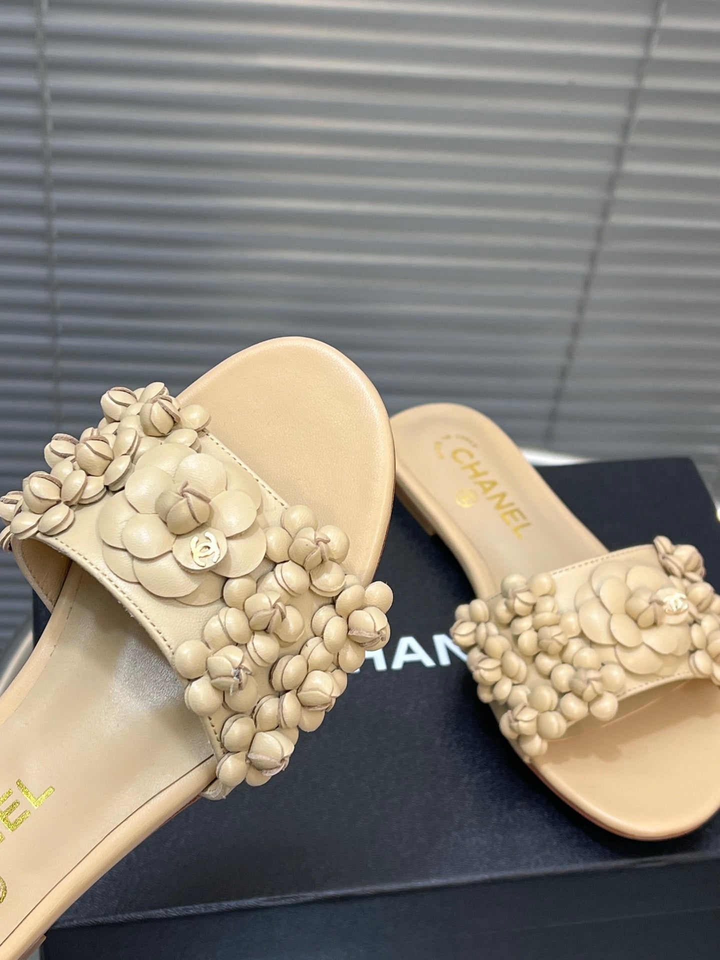 SLIPPERS CAMELLIA IN BEIGE CALFSKIN - 35