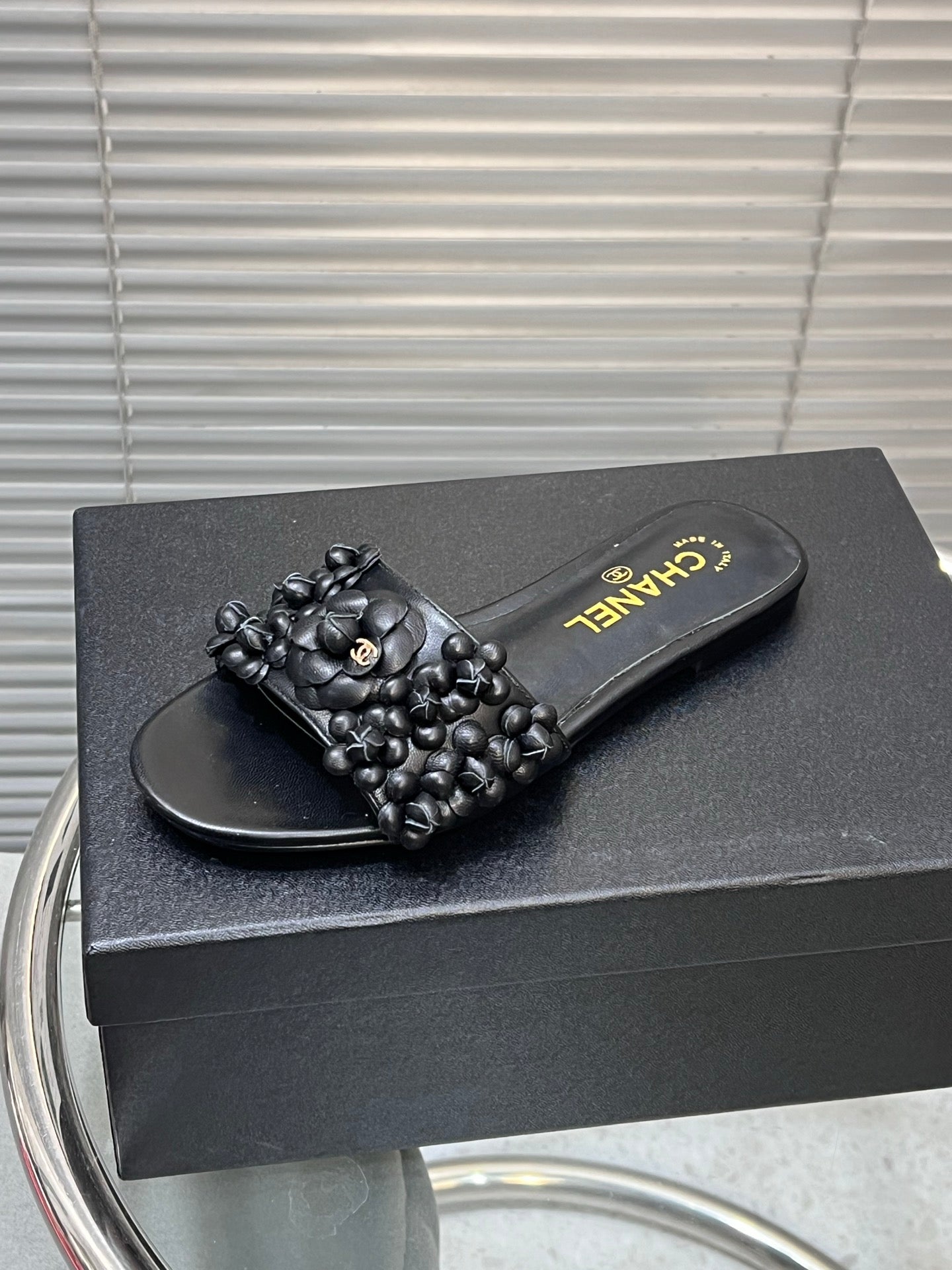 SLIPPERS CAMELLIA IN BLACK CALFSKIN - 35