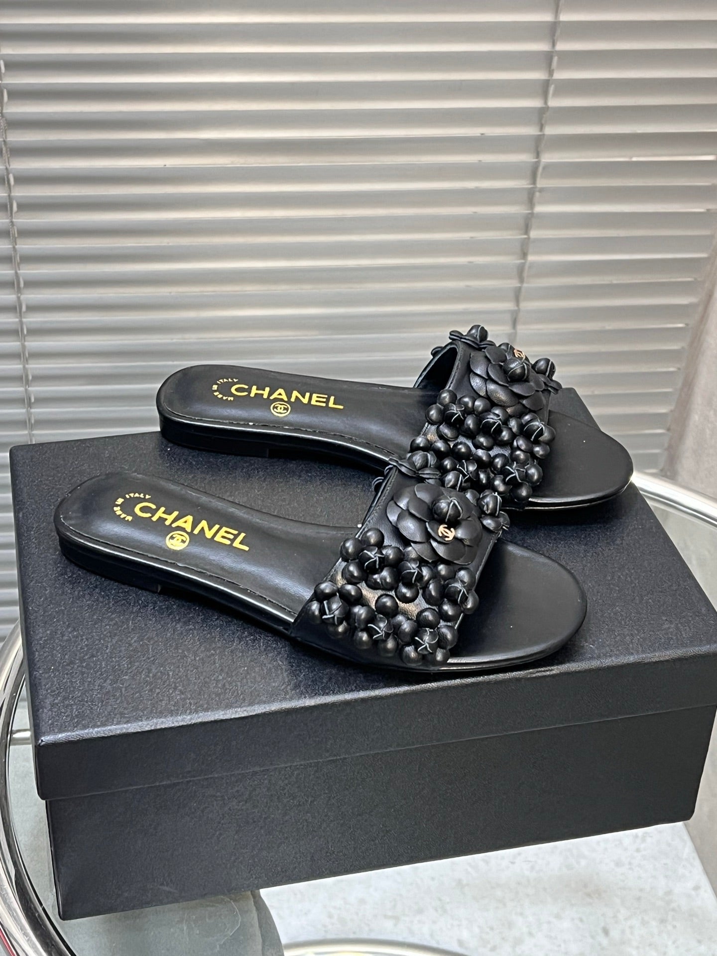 SLIPPERS CAMELLIA IN BLACK CALFSKIN - 35