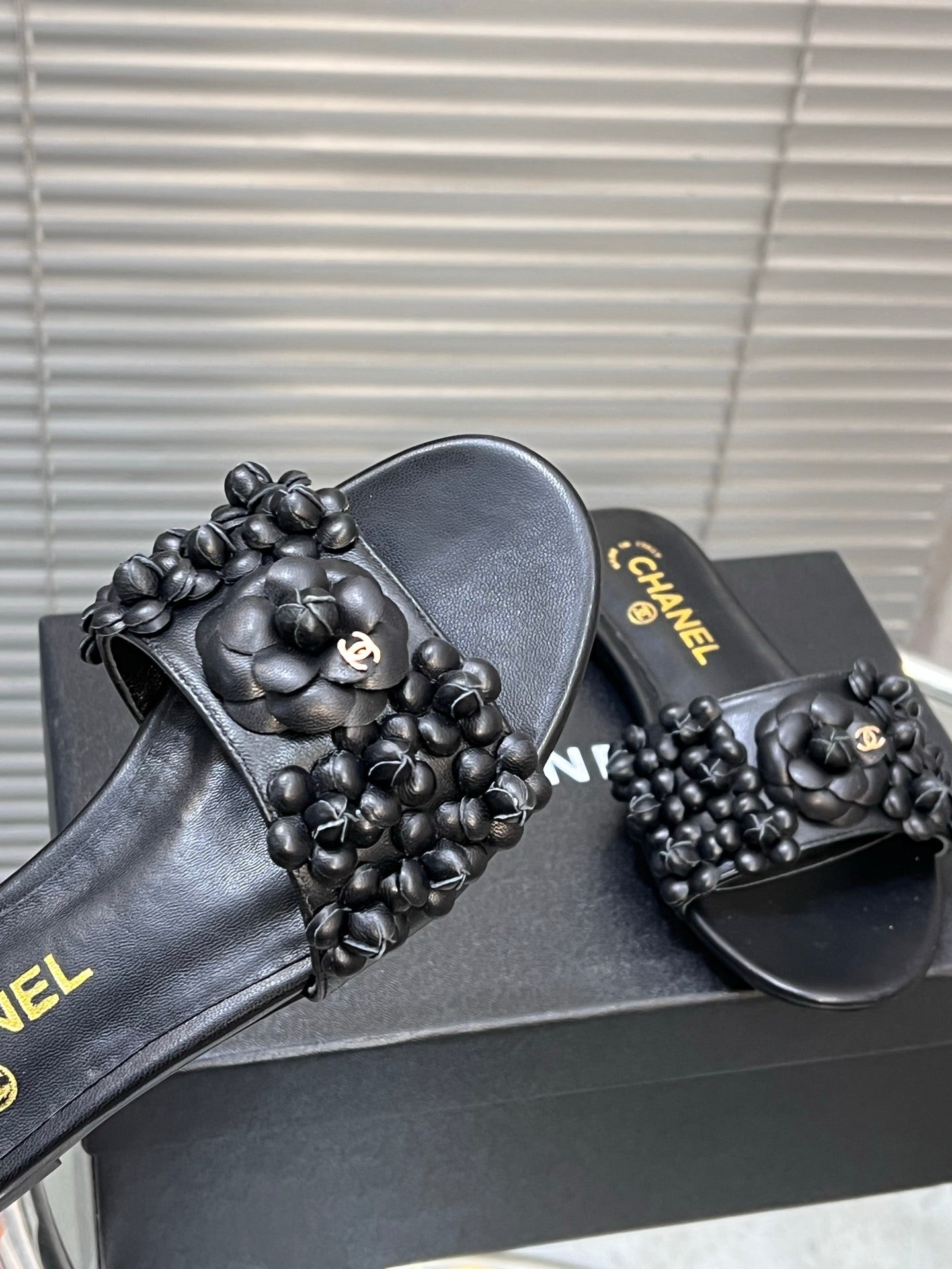 SLIPPERS CAMELLIA IN BLACK CALFSKIN - 35
