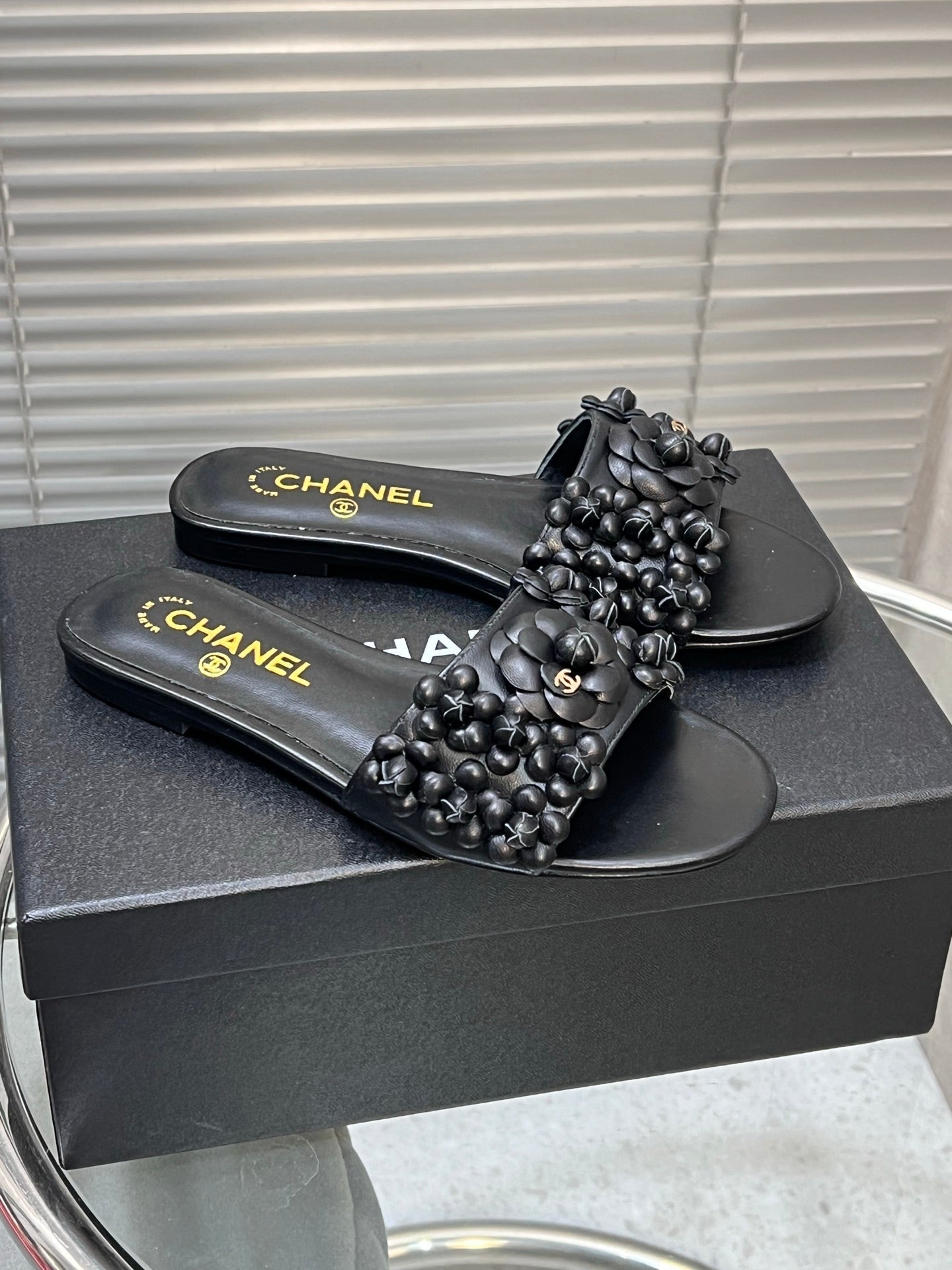 SLIPPERS CAMELLIA IN BLACK CALFSKIN - 35