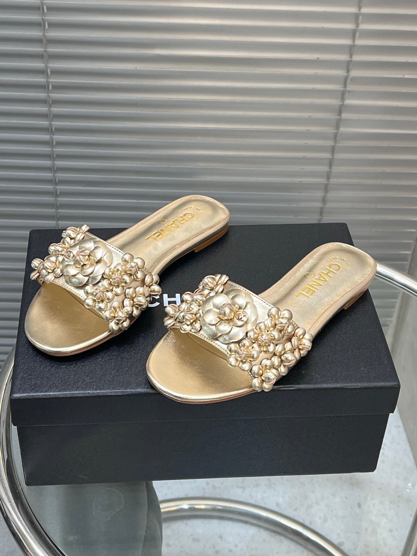 SLIPPERS CAMELLIA IN GOLD PANTENT CALFSKIN - 35