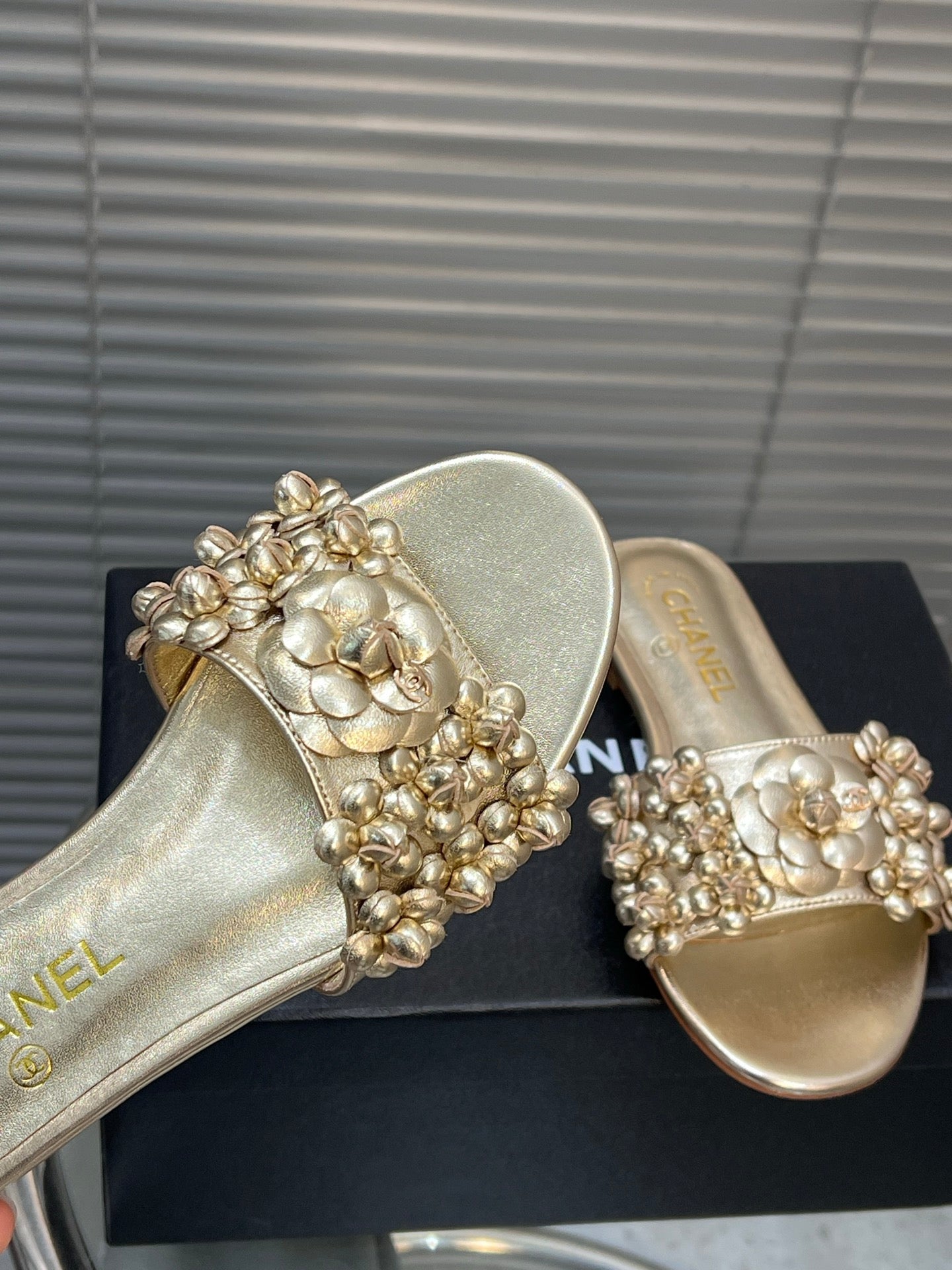 SLIPPERS CAMELLIA IN GOLD PANTENT CALFSKIN - 35