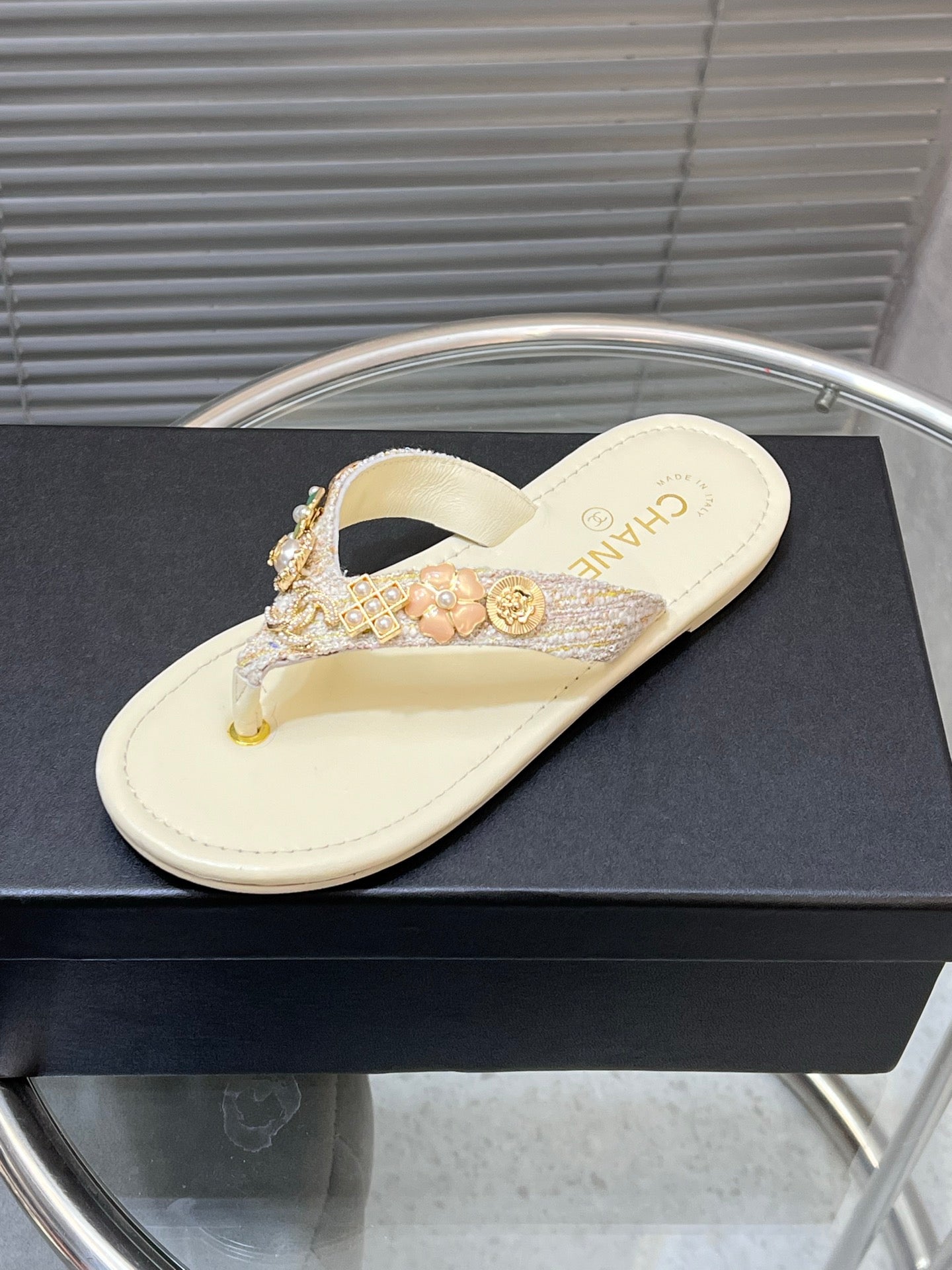 THONG SLIPPERS IN CREAM WHITE SOFT LEATHER WITH LOGO STICKER DETAIL - 35
