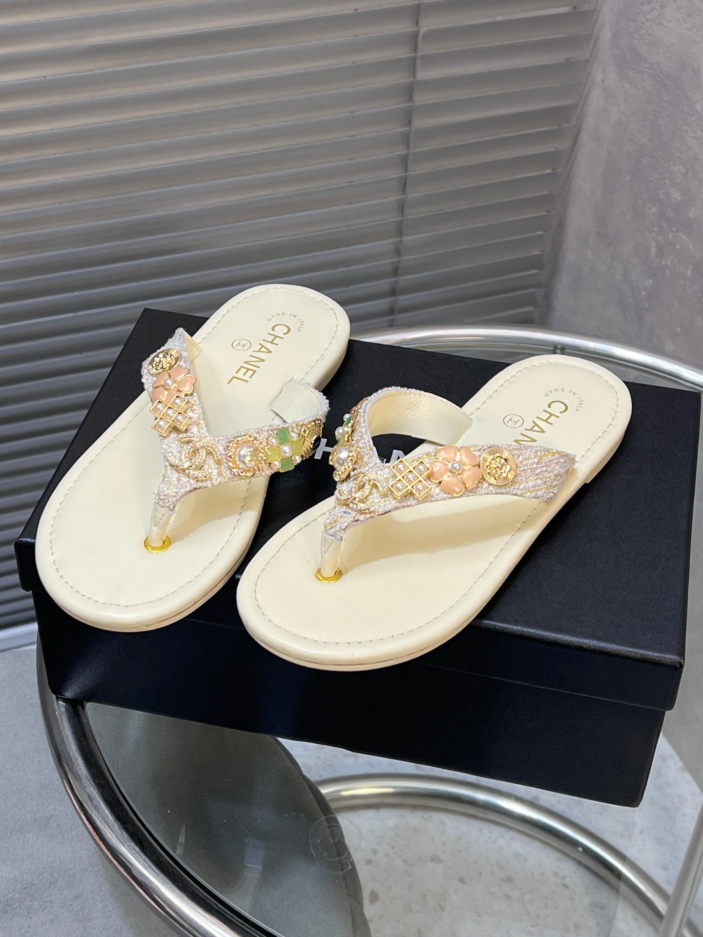 THONG SLIPPERS IN CREAM WHITE SOFT LEATHER WITH LOGO STICKER DETAIL - 35