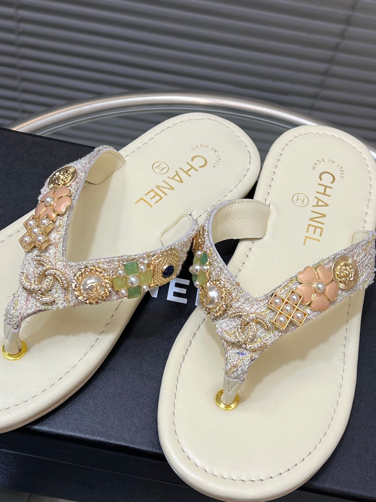 THONG SLIPPERS IN CREAM WHITE SOFT LEATHER WITH LOGO STICKER DETAIL - 35
