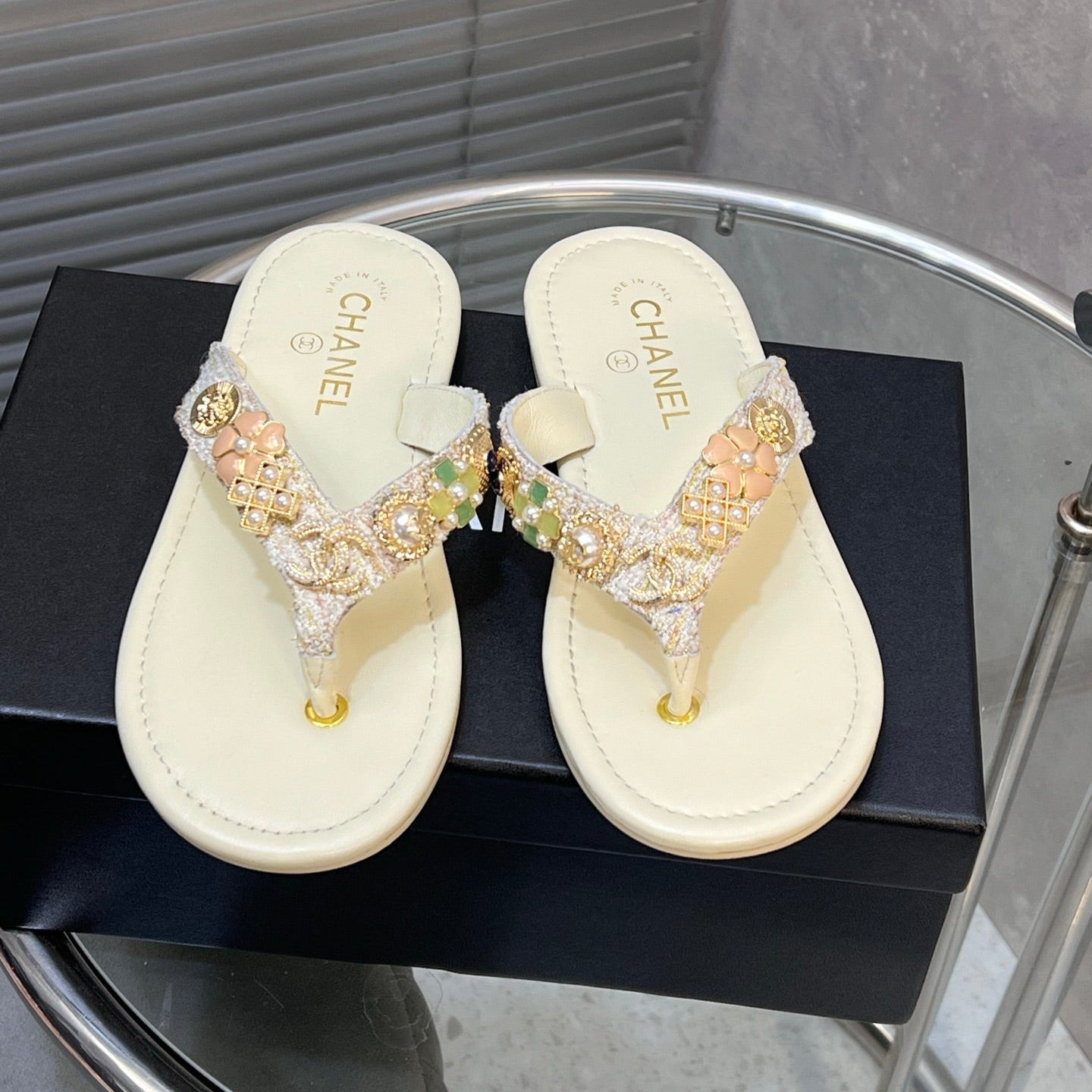 THONG SLIPPERS IN CREAM WHITE SOFT LEATHER WITH LOGO STICKER DETAIL - 35