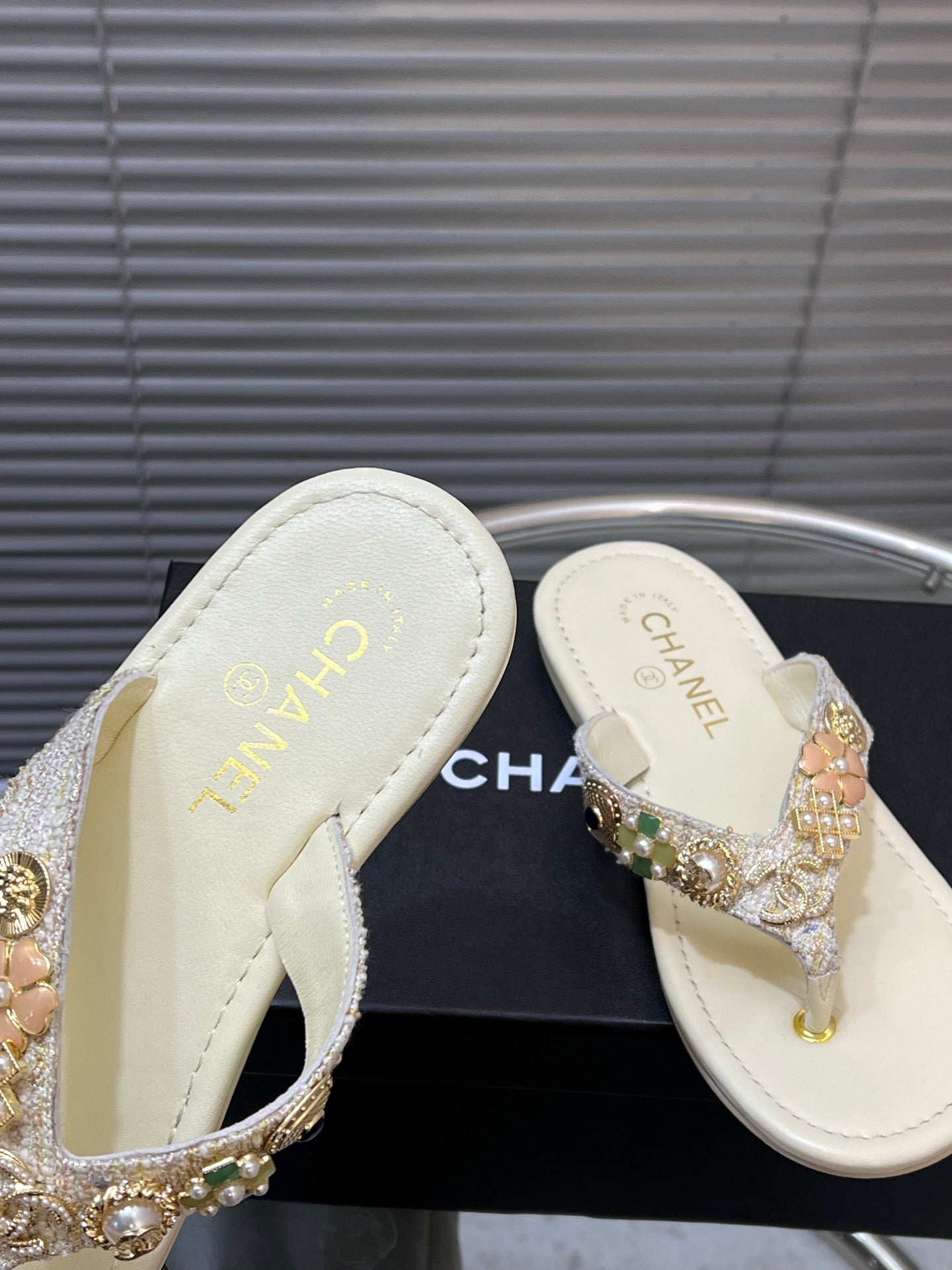 THONG SLIPPERS IN CREAM WHITE SOFT LEATHER WITH LOGO STICKER DETAIL - 35