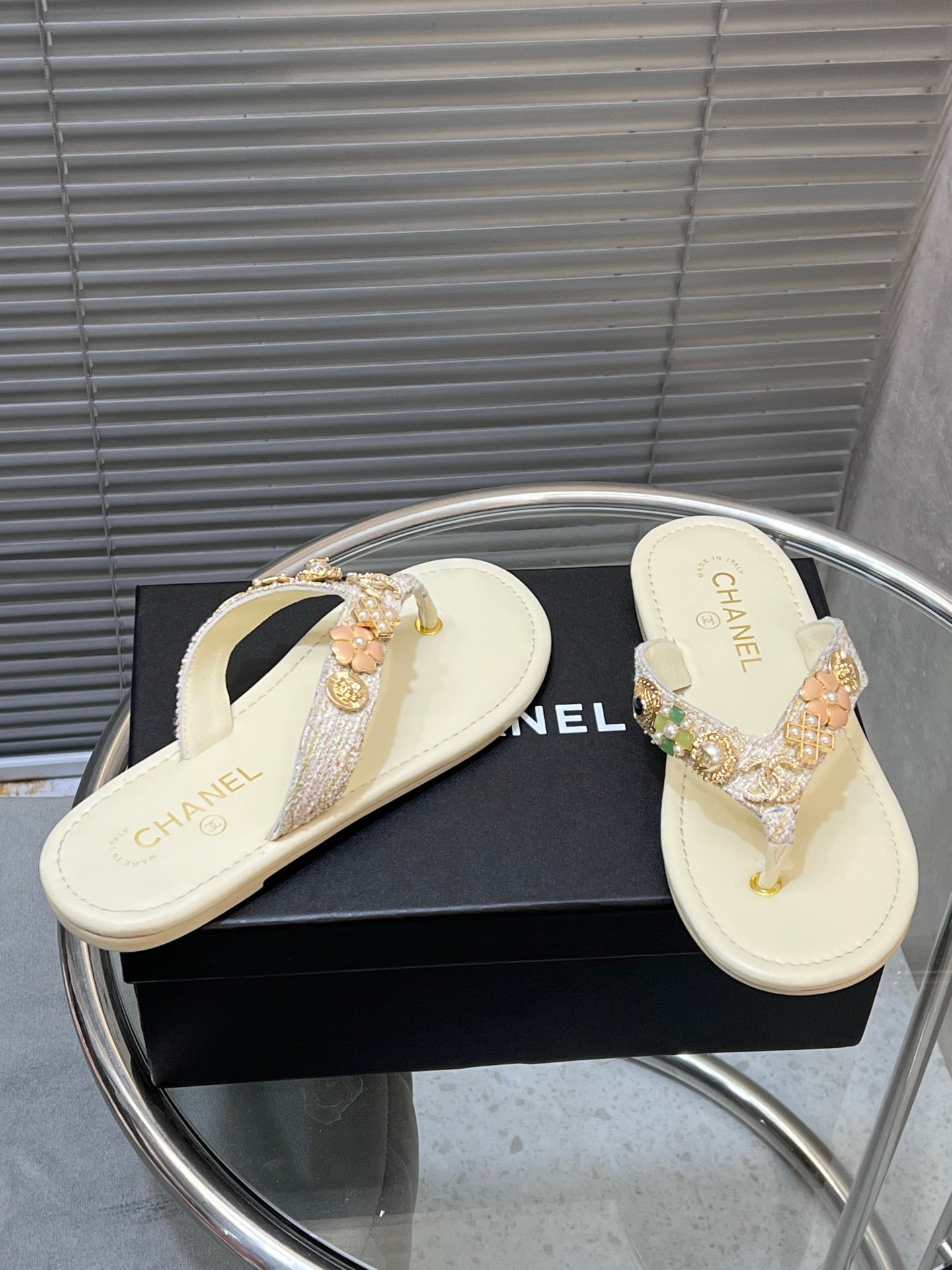 THONG SLIPPERS IN CREAM WHITE SOFT LEATHER WITH LOGO STICKER DETAIL - 35