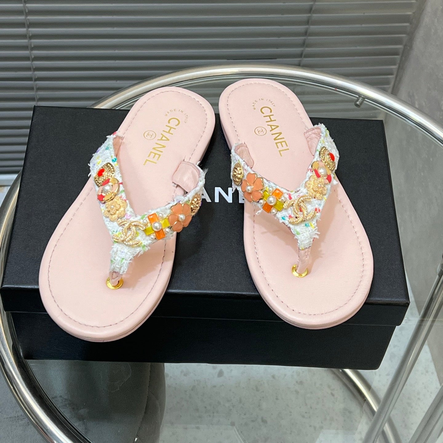 THONG SLIPPERS IN LIGHT PINK SOFT LEATHER WITH LOGO STICKER DETAIL - 35