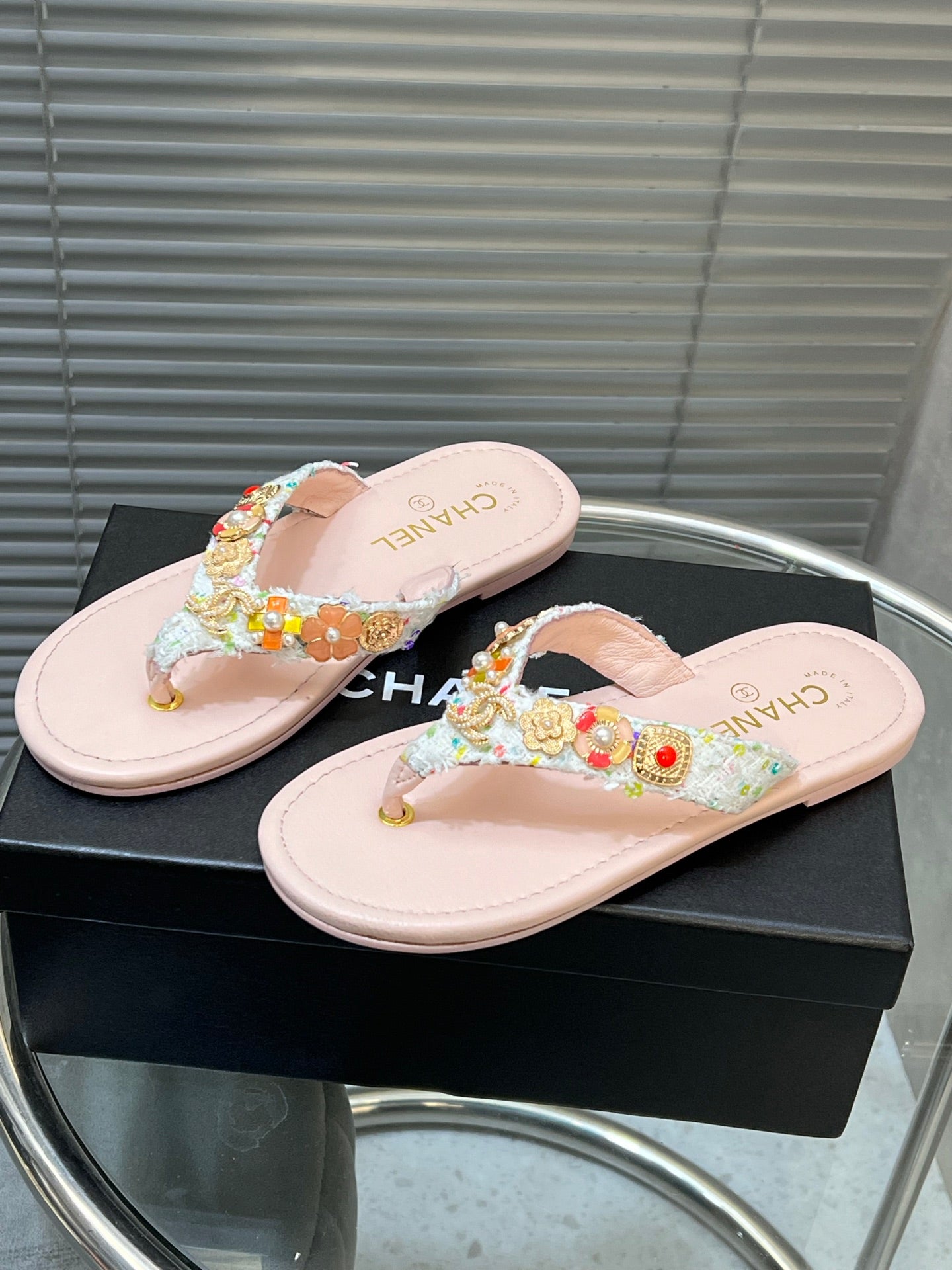 THONG SLIPPERS IN LIGHT PINK SOFT LEATHER WITH LOGO STICKER DETAIL - 35