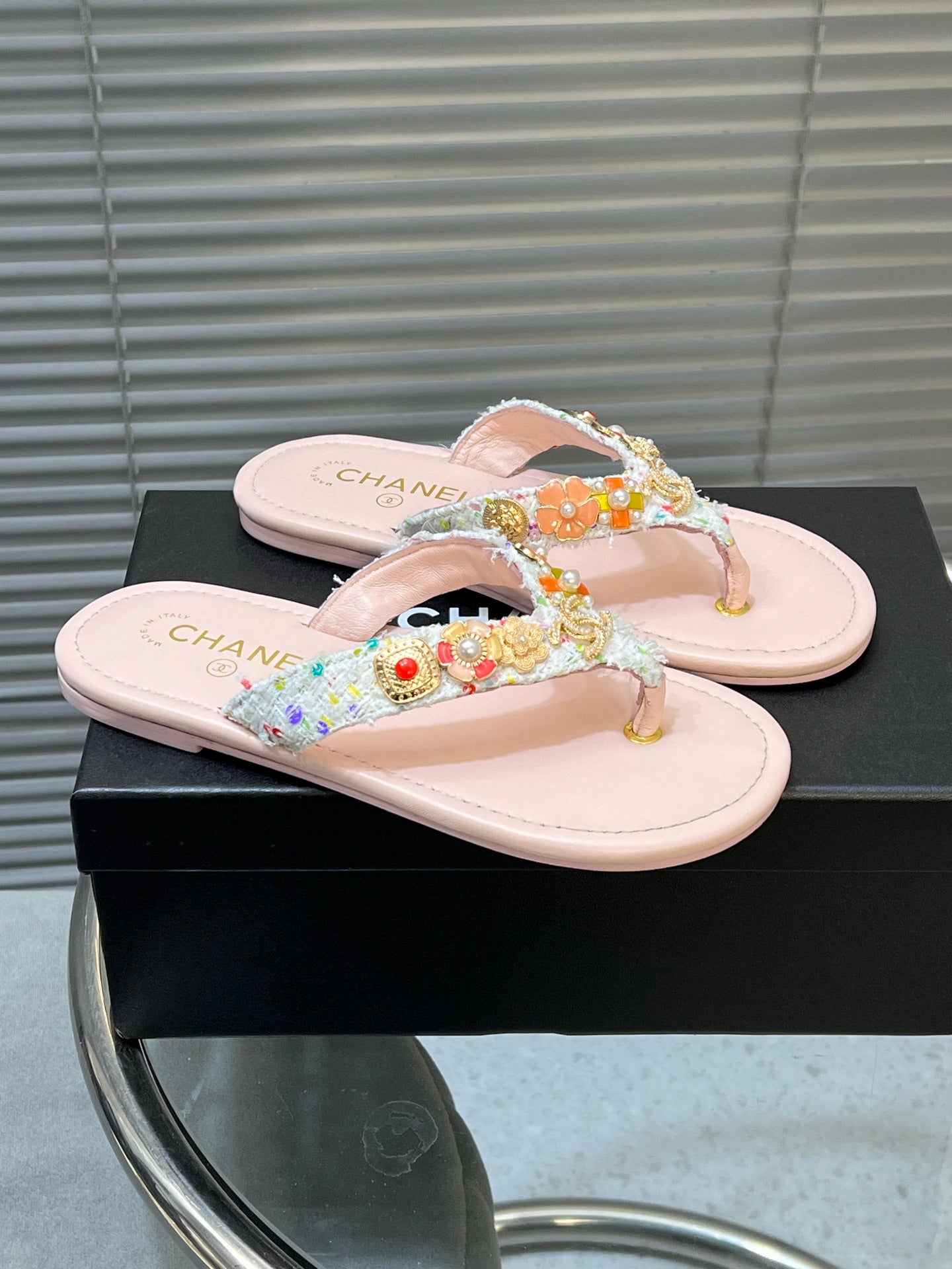 THONG SLIPPERS IN LIGHT PINK SOFT LEATHER WITH LOGO STICKER DETAIL - 35