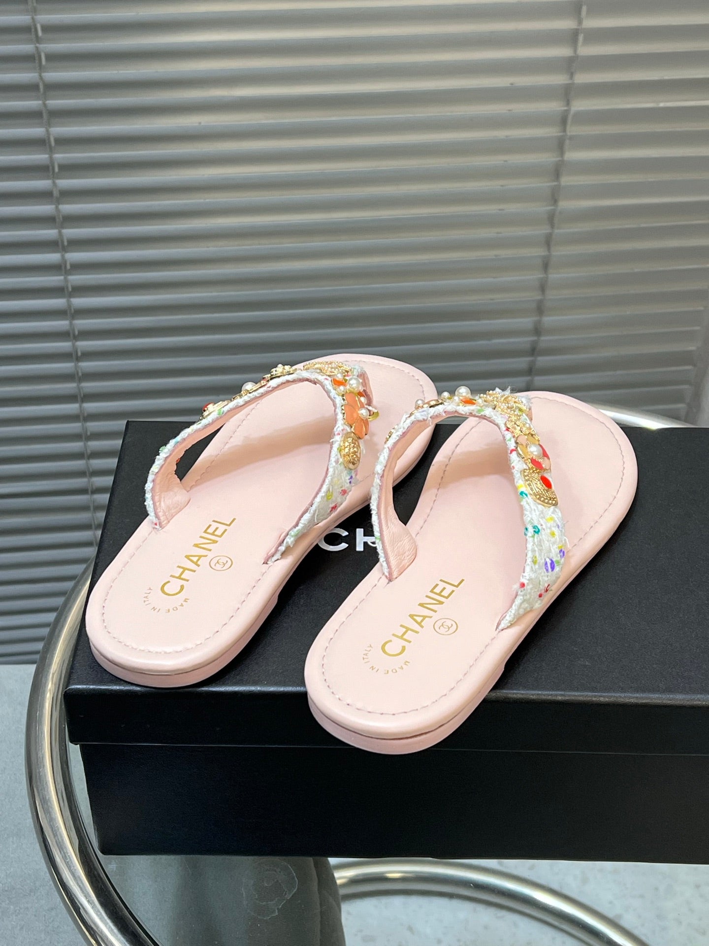 THONG SLIPPERS IN LIGHT PINK SOFT LEATHER WITH LOGO STICKER DETAIL - 35