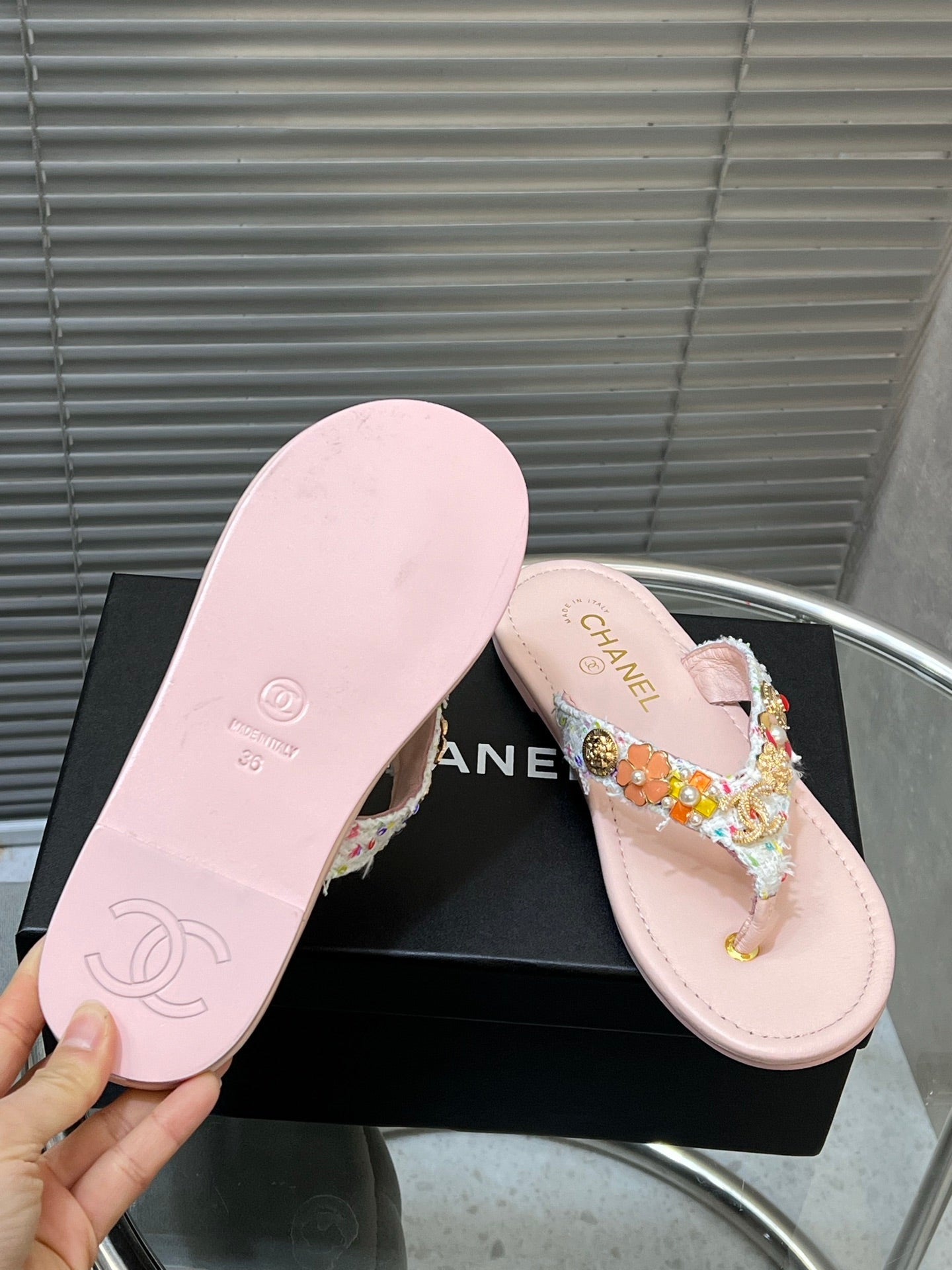 THONG SLIPPERS IN LIGHT PINK SOFT LEATHER WITH LOGO STICKER DETAIL - 35