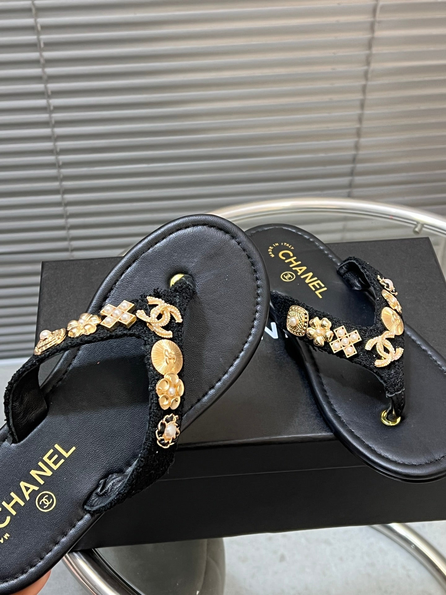 THONG SLIPPERS IN BLACK SOFT LEATHER WITH LOGO STICKER DETAIL - 35