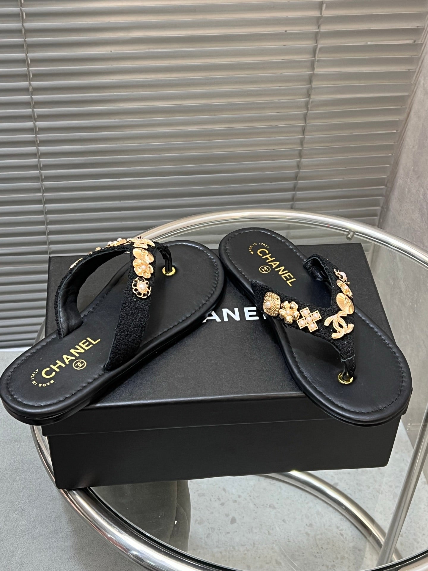 THONG SLIPPERS IN BLACK SOFT LEATHER WITH LOGO STICKER DETAIL - 35