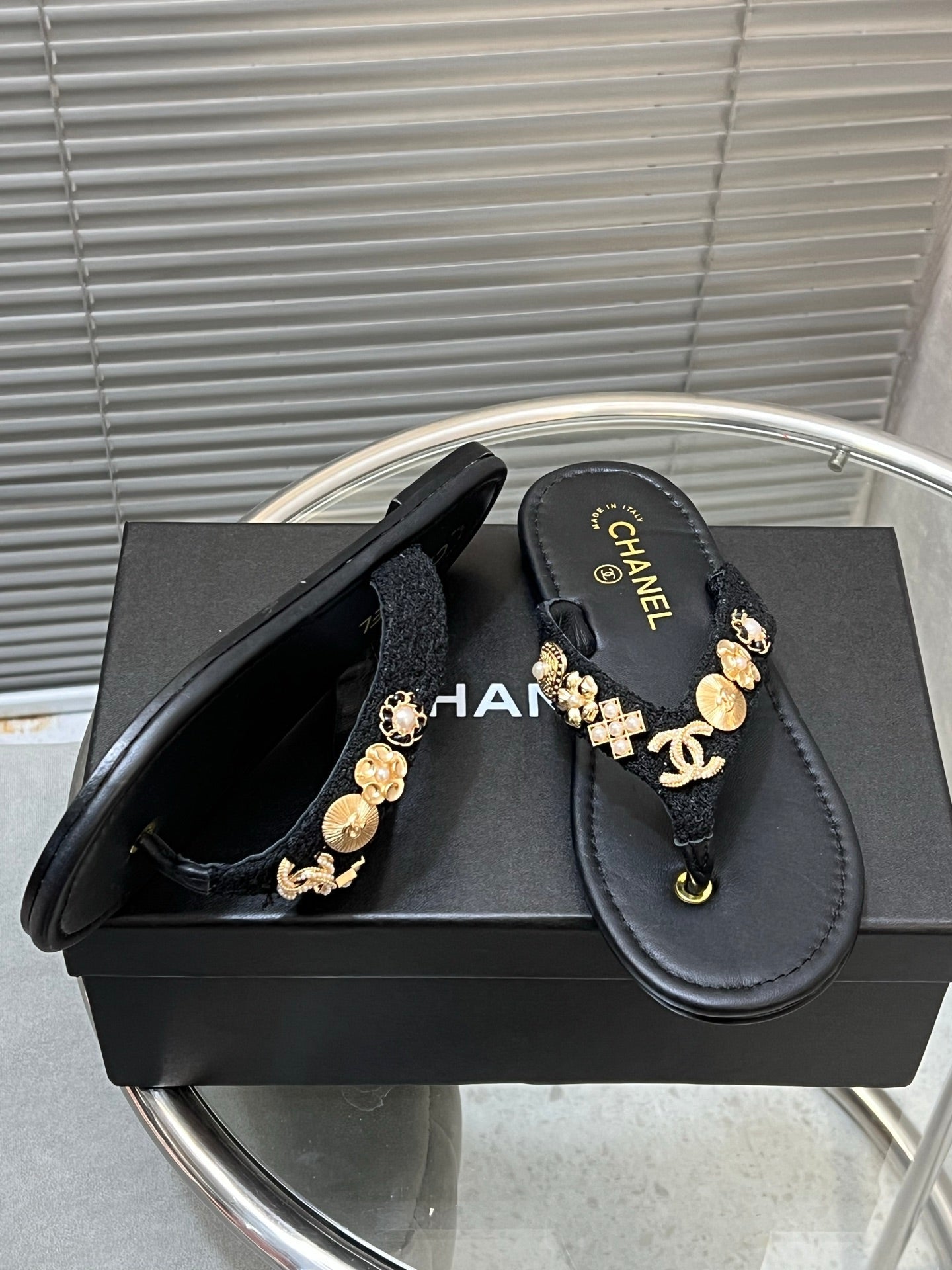 THONG SLIPPERS IN BLACK SOFT LEATHER WITH LOGO STICKER DETAIL - 35