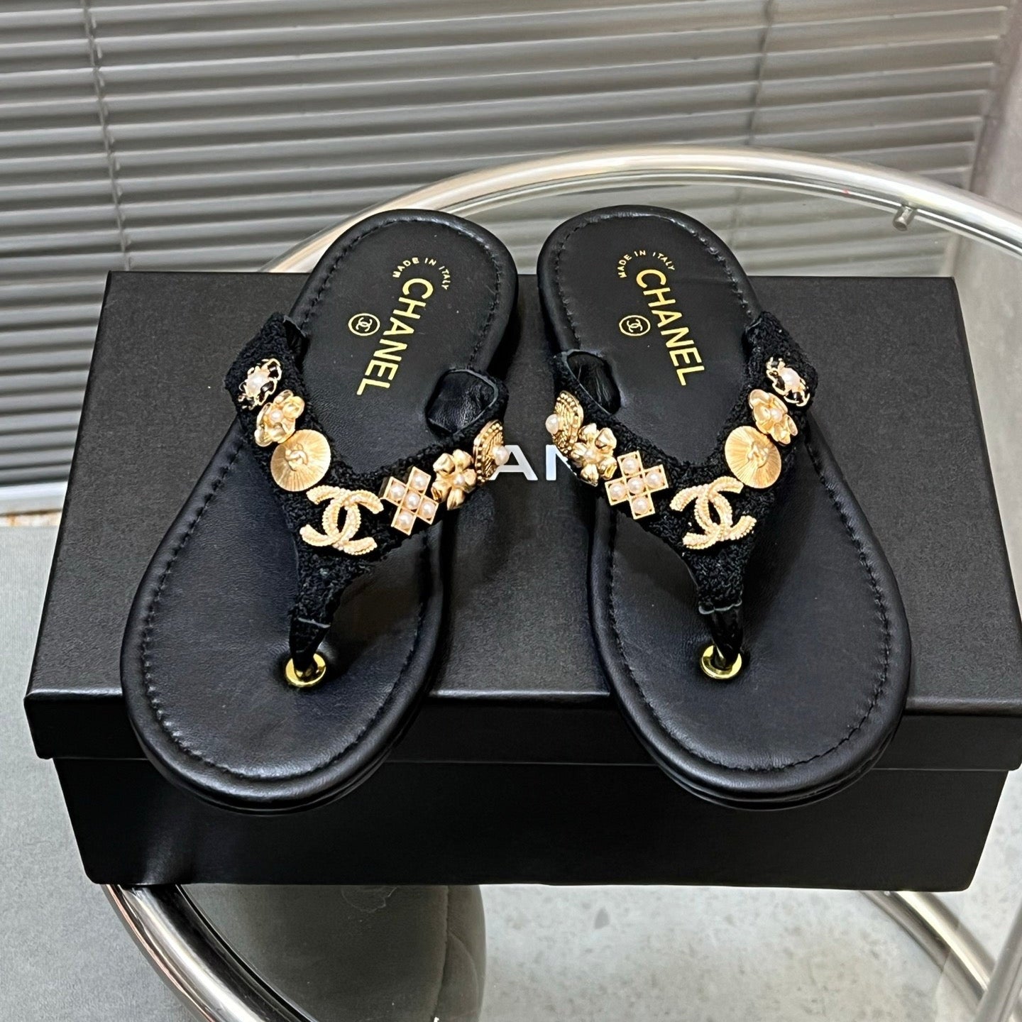 THONG SLIPPERS IN BLACK SOFT LEATHER WITH LOGO STICKER DETAIL - 35