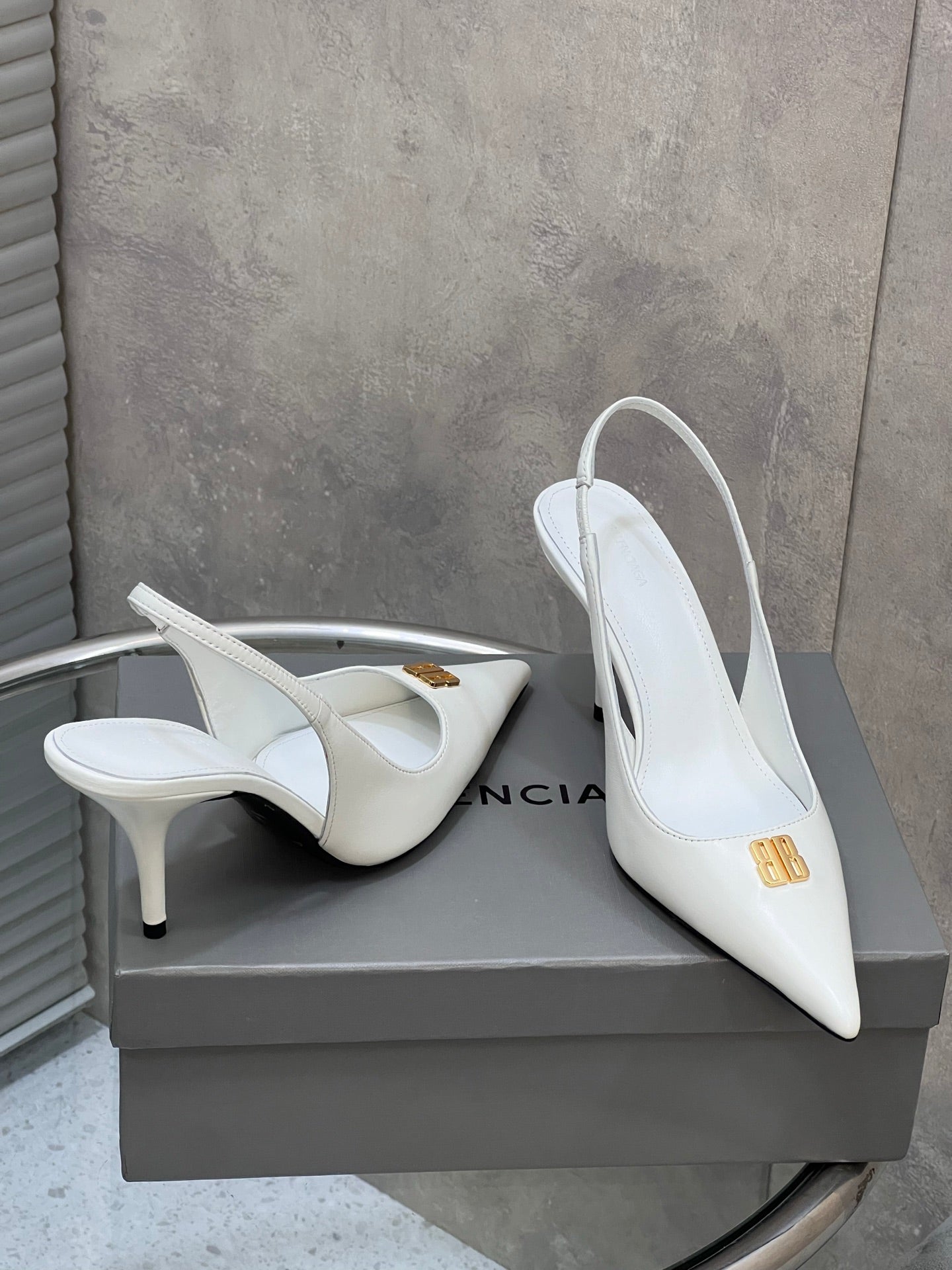 BALENCIAGA 25S HIGH-HEEL SLINGBACK 85 MM IN WHITE COW LEATHER WITH GOLD HARDWARE - 35