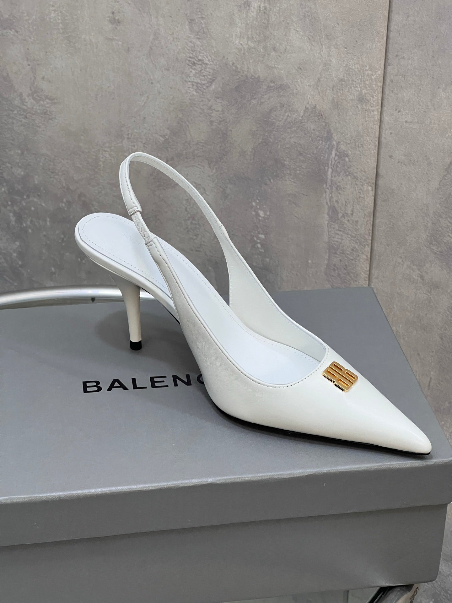 BALENCIAGA 25S HIGH-HEEL SLINGBACK 85 MM IN WHITE COW LEATHER WITH GOLD HARDWARE - 35