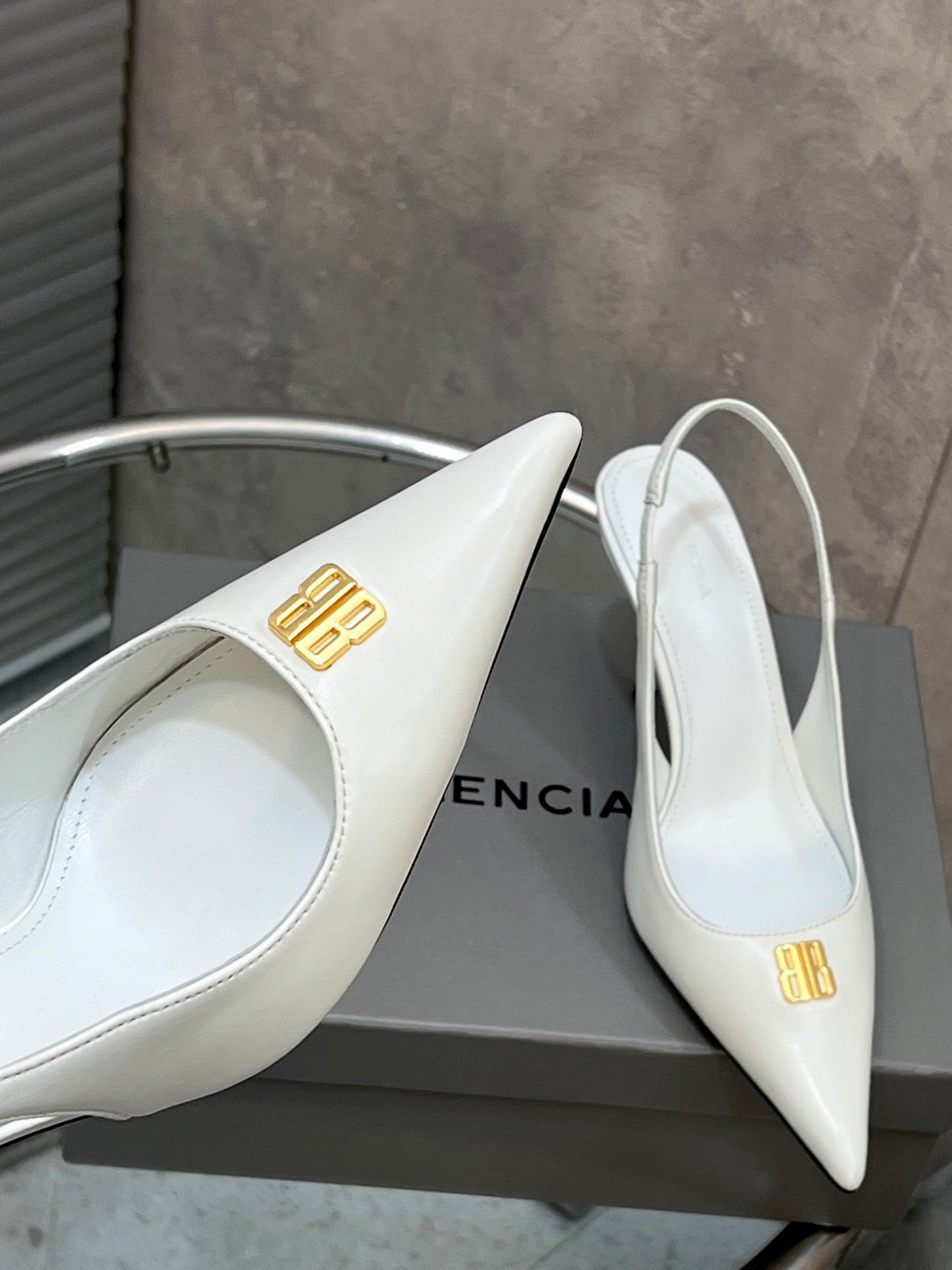 BALENCIAGA 25S HIGH-HEEL SLINGBACK 85 MM IN WHITE COW LEATHER WITH GOLD HARDWARE - 35