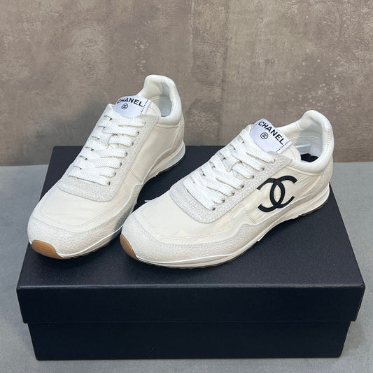 Кросівки CHANEL 26S білого та світло-сірого кольору з логотипом СС