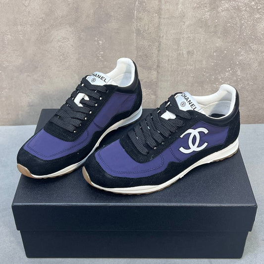 КРОСІВКИ CHANEL 26S З МІКСУ МАТЕРІАЛІВ ЧОРНОГО ТА ФІОЛЕТОВОГО КОЛЬОРІВ ІЗ ЛОГОТИПОМ CC